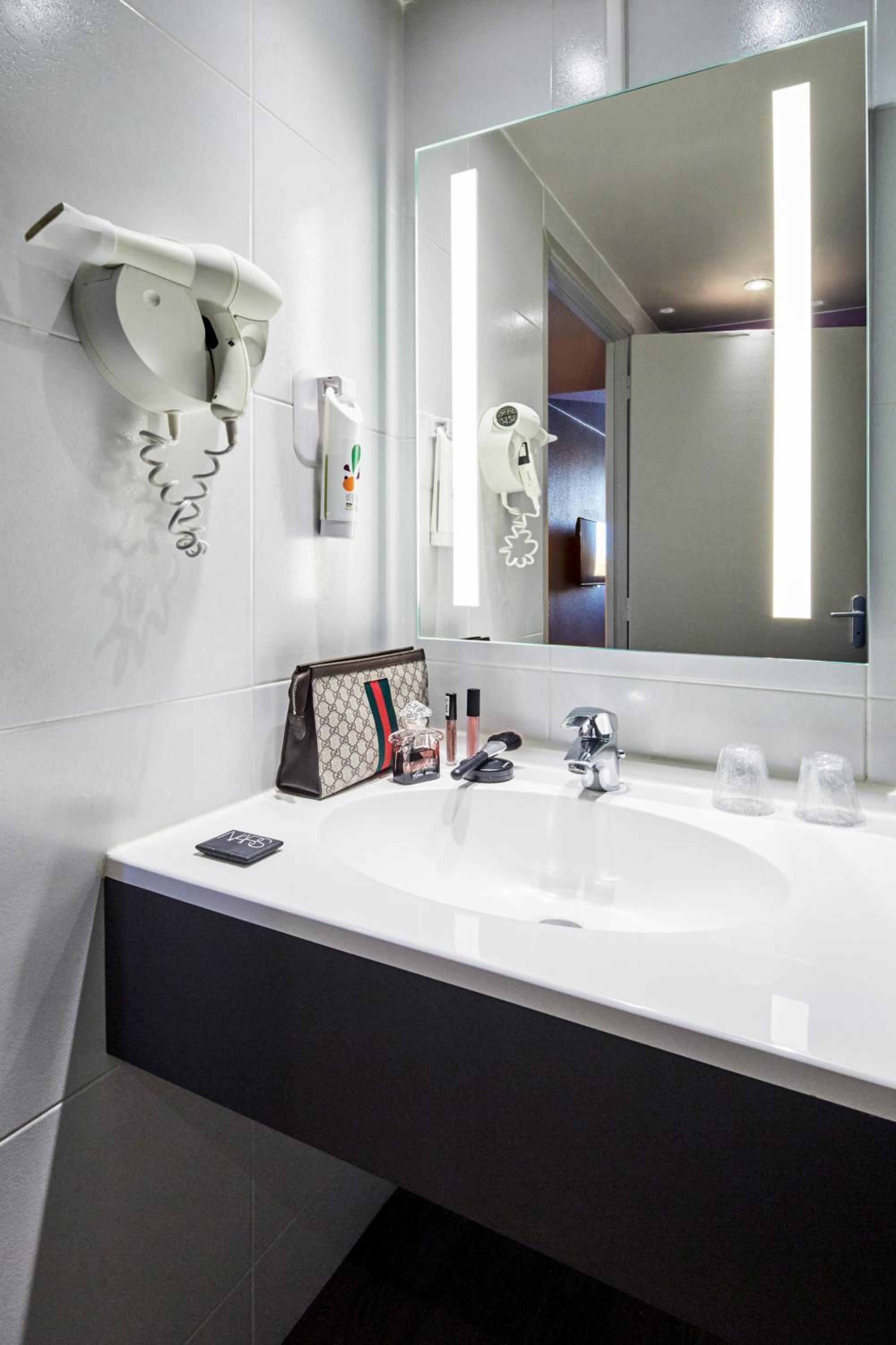 Standard Twin Room - Photo 5