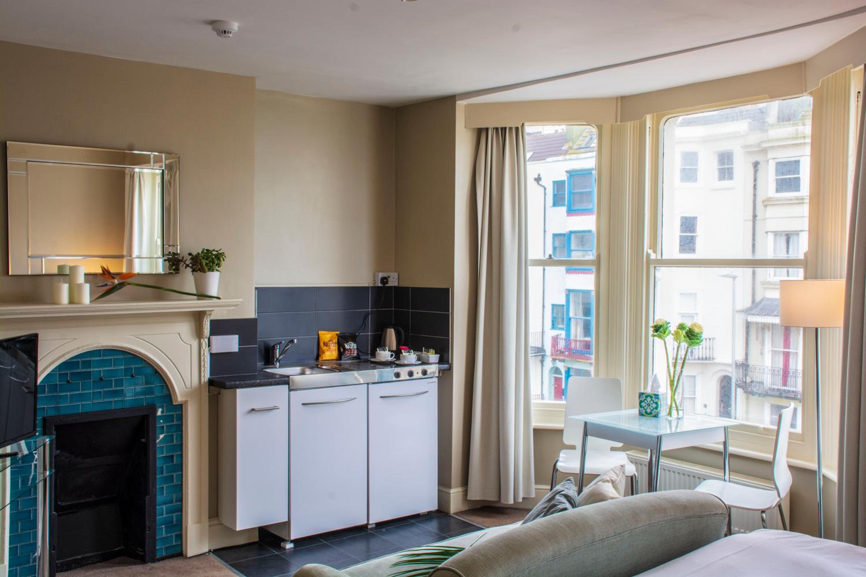 Large Double Room with Partial Sea View - Photo 2
