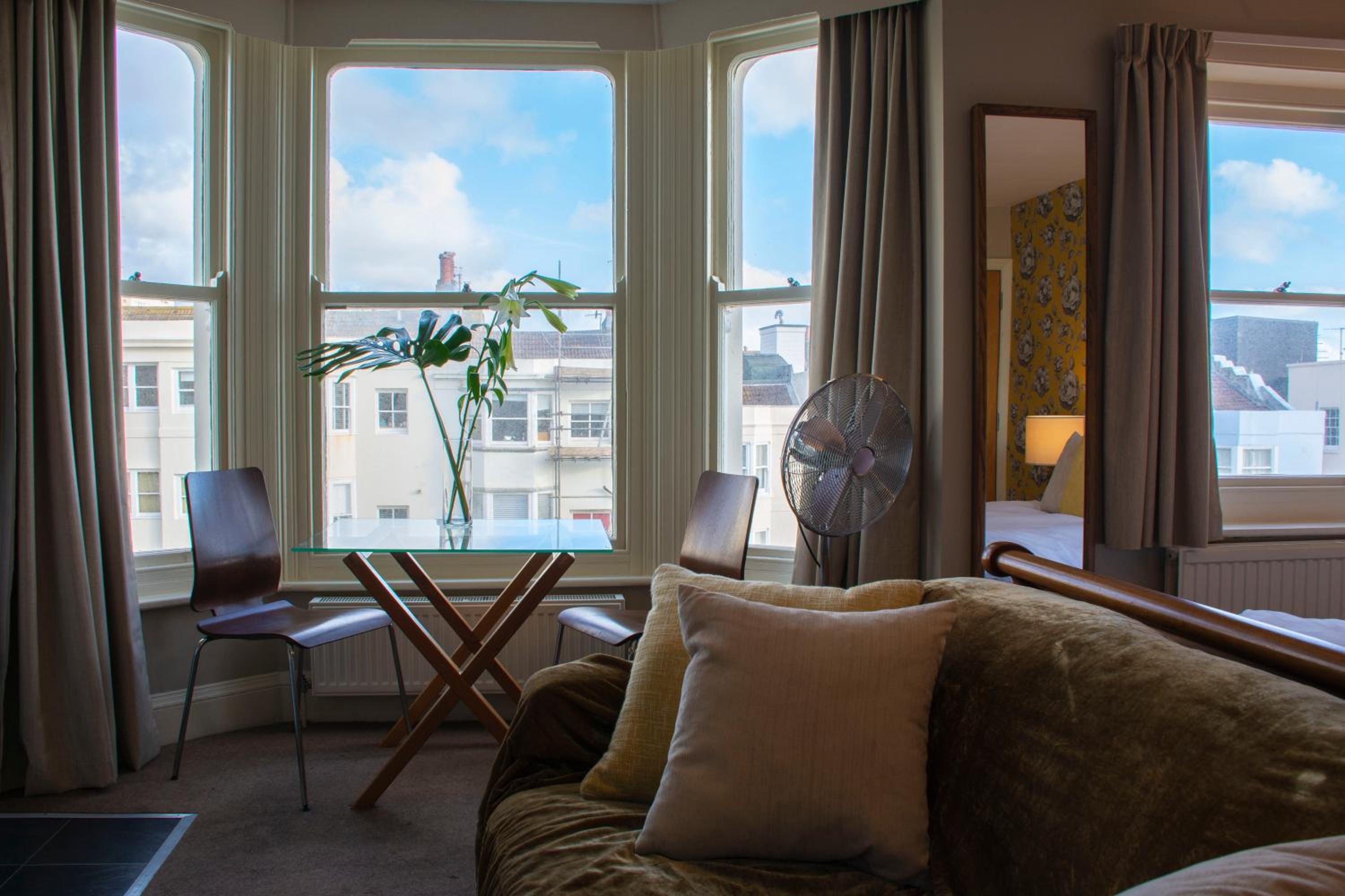 Large Double Room with Partial Sea View - Photo 4