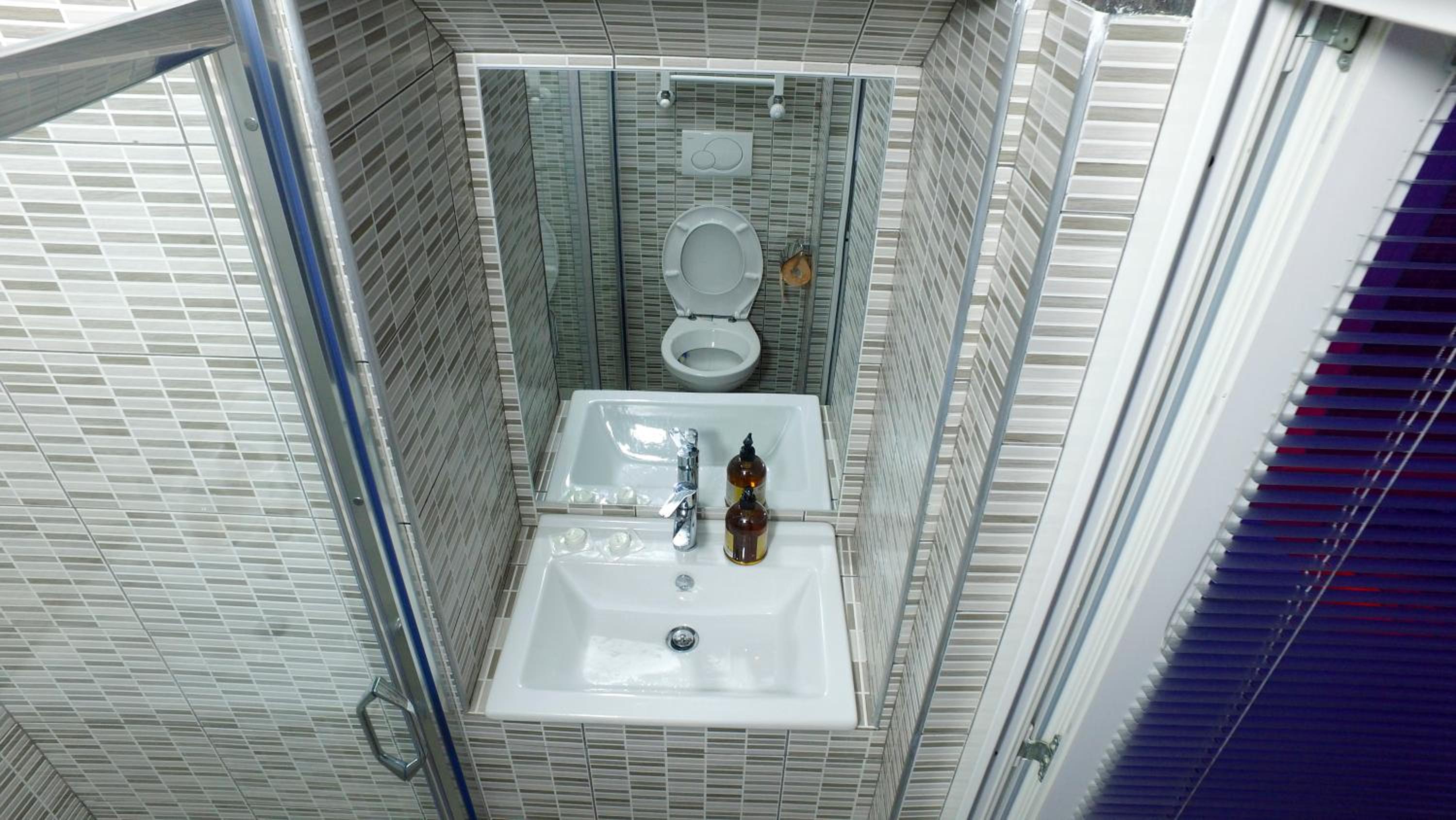 Double Room with Private Bathroom - Photo 3
