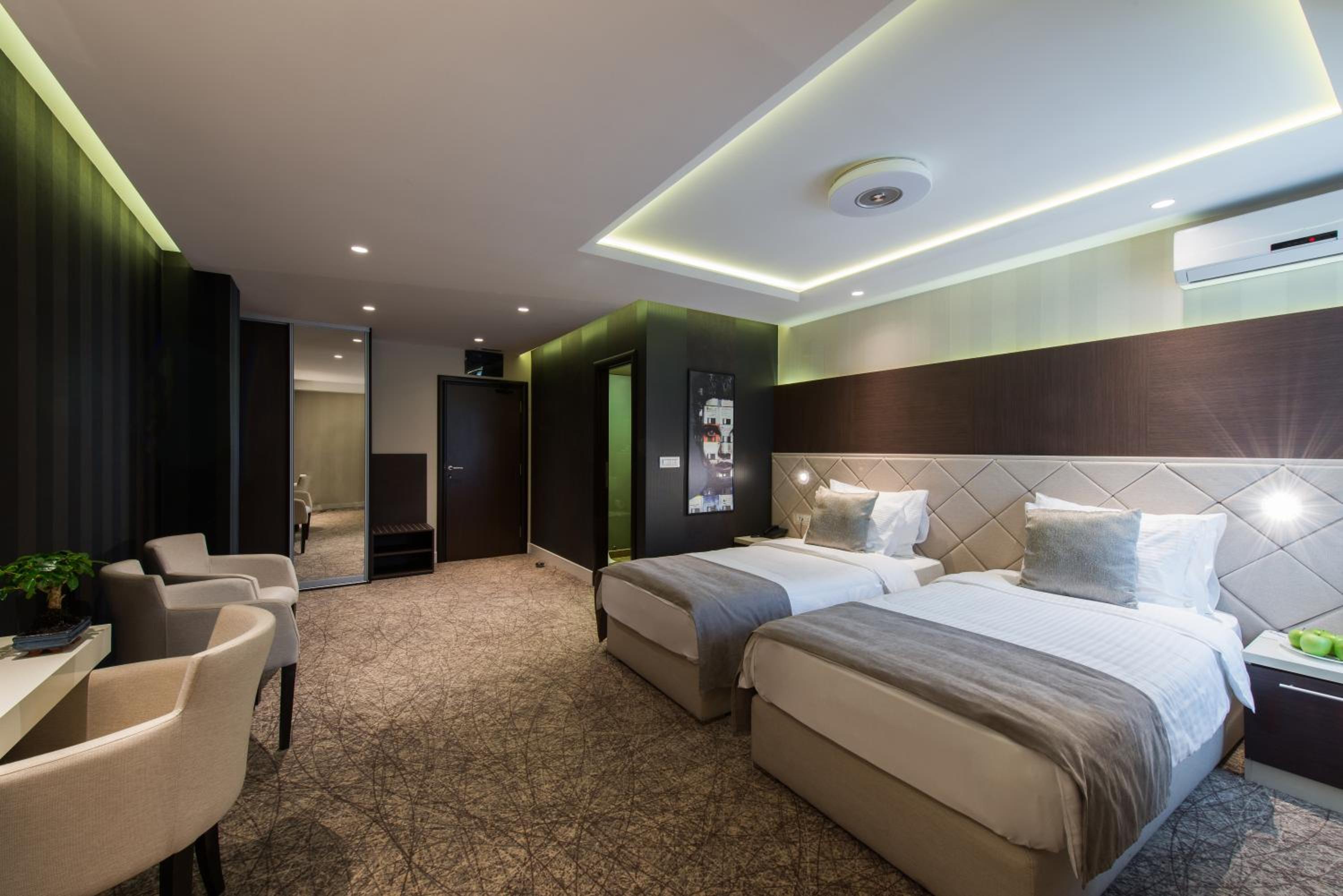 Twin Room - Photo 8