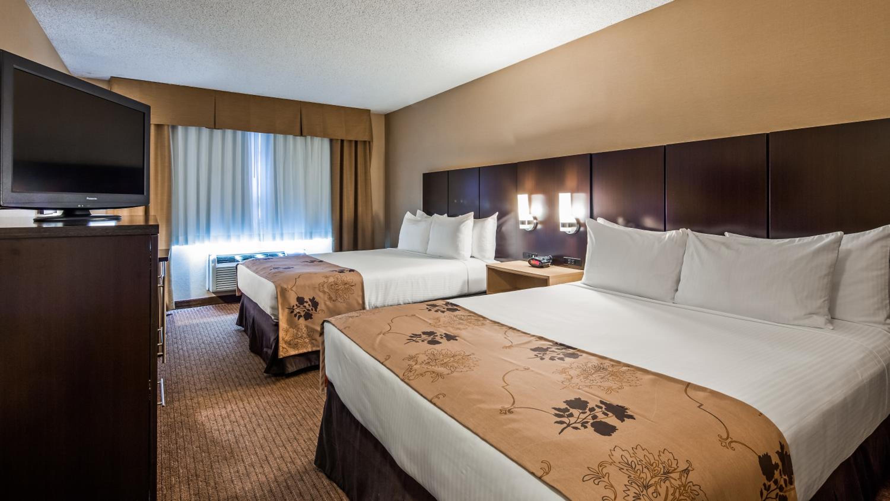 Queen Room with Two Queen Beds - Non-Smoking - Photo 2