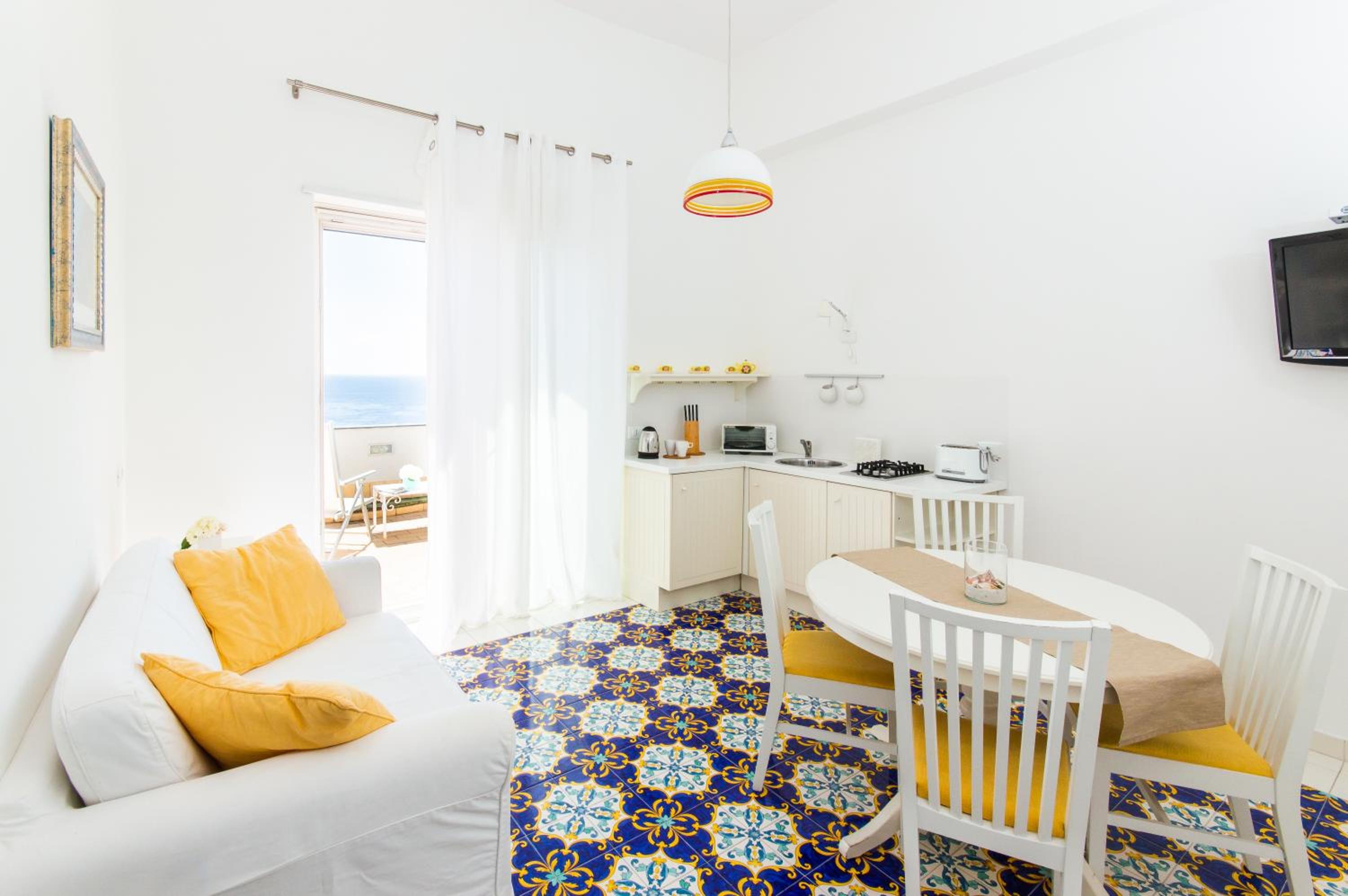 One-Bedroom Apartment with Sea View - Photo 9