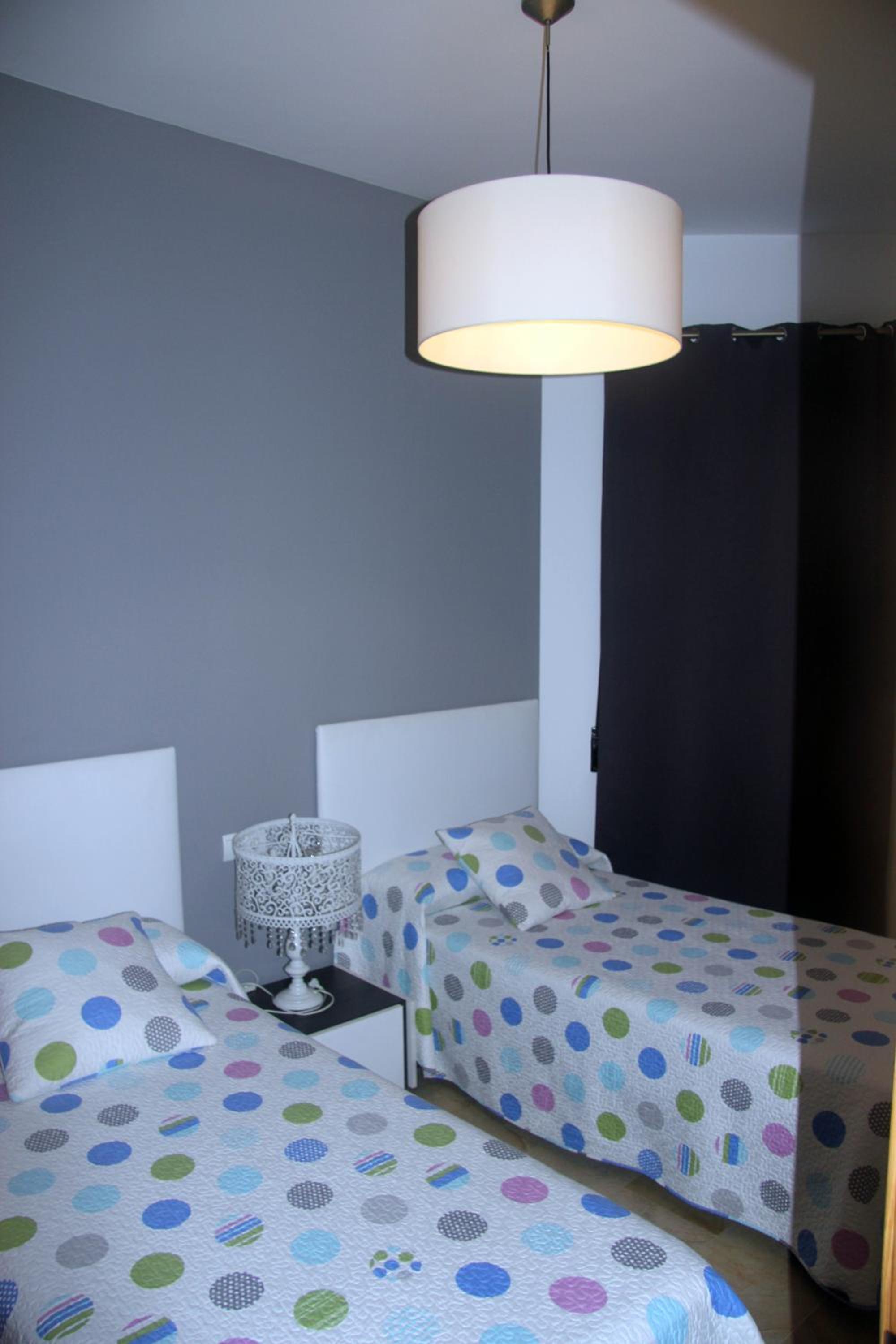 Apartamento superior de tres habitaciones con terraza.