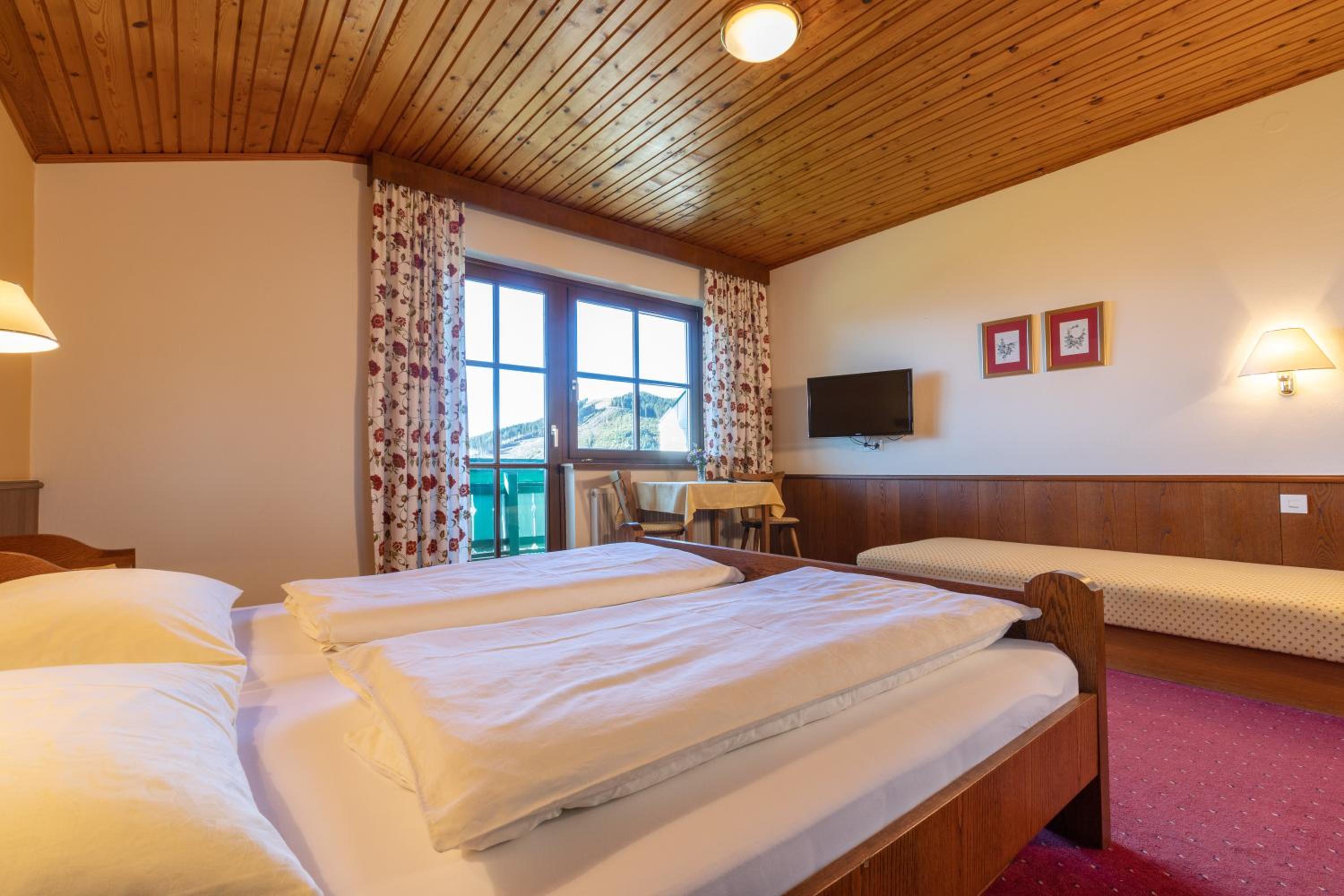 Deluxe Double Room with Balcony photo 3