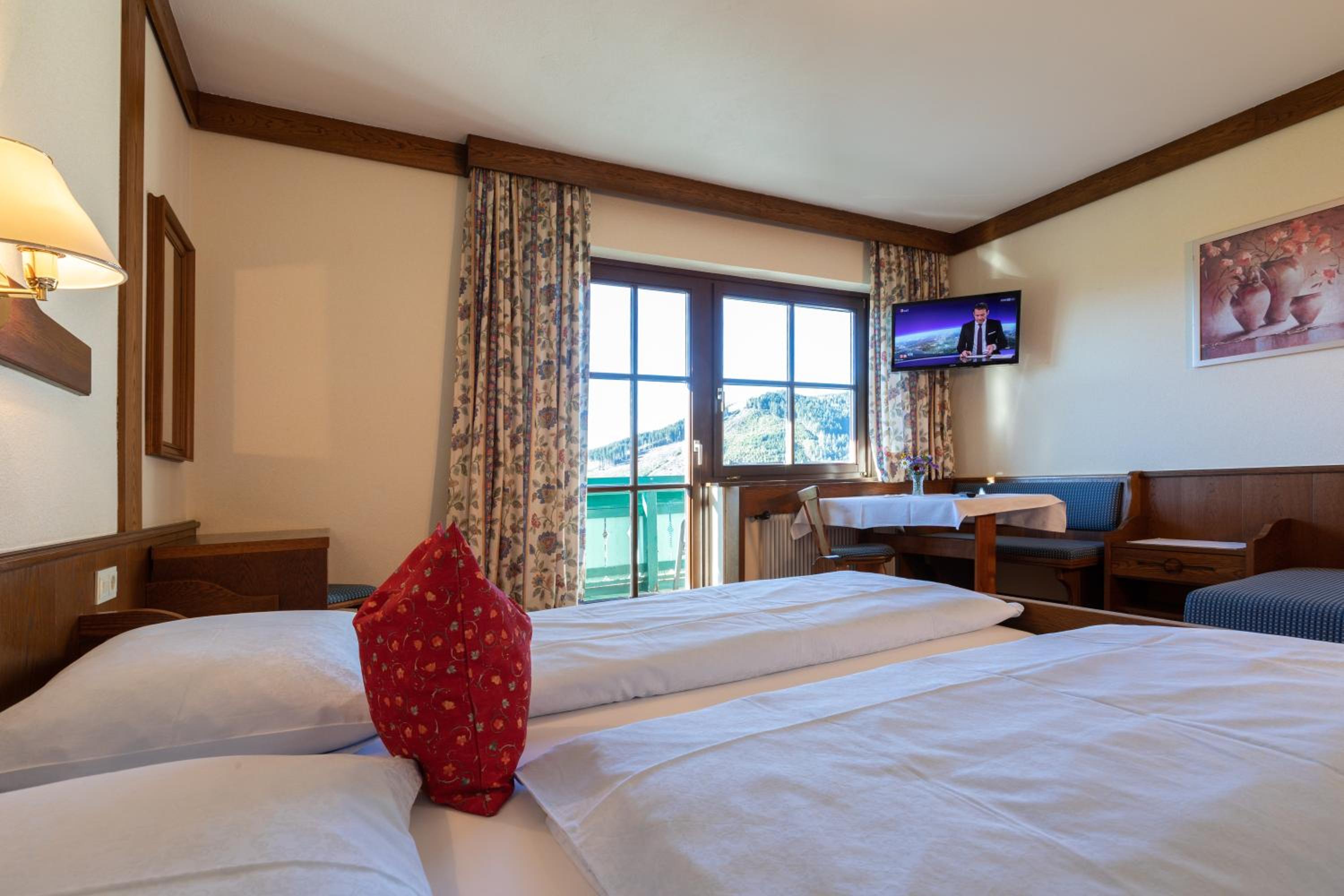 Deluxe Double Room (2 Adults + 1 Child) photo 1