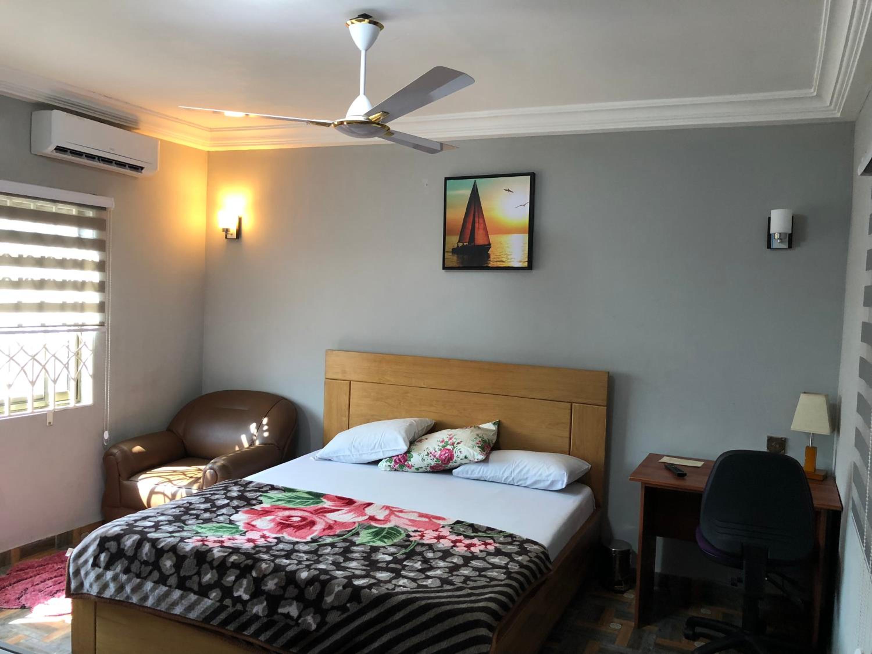 Queen Room photo 1