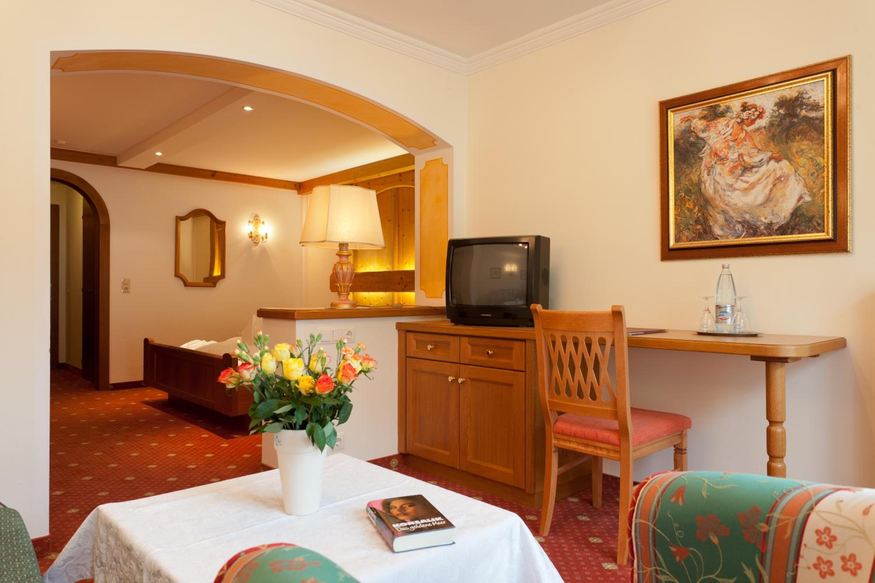 Junior Suite with Balcony - Photo 6