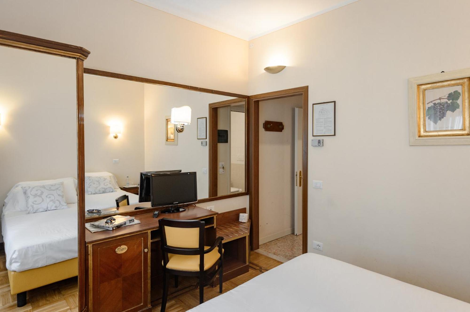 Double Room - Photo 6
