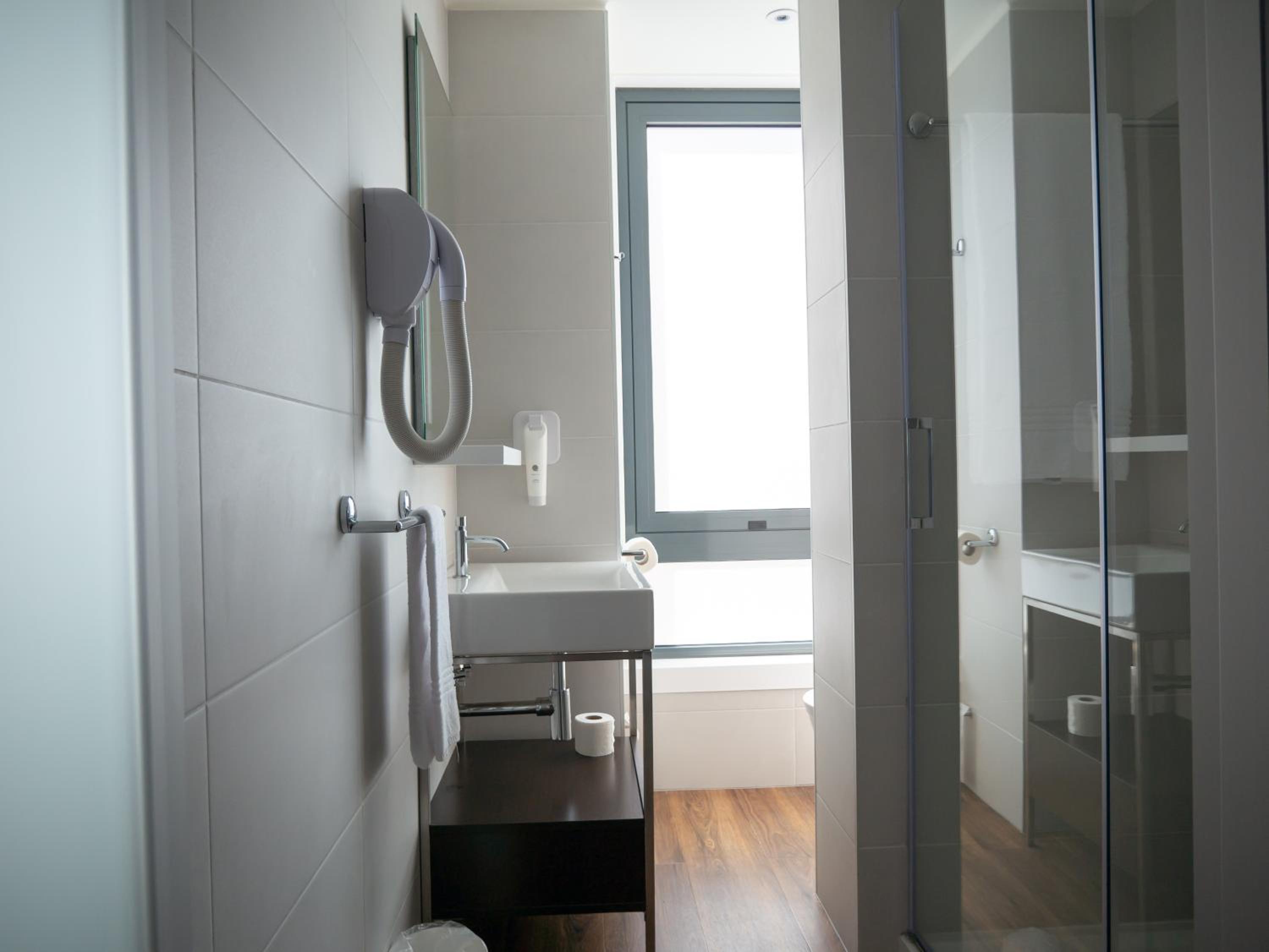 Superior Twin Room thumbnail 6
