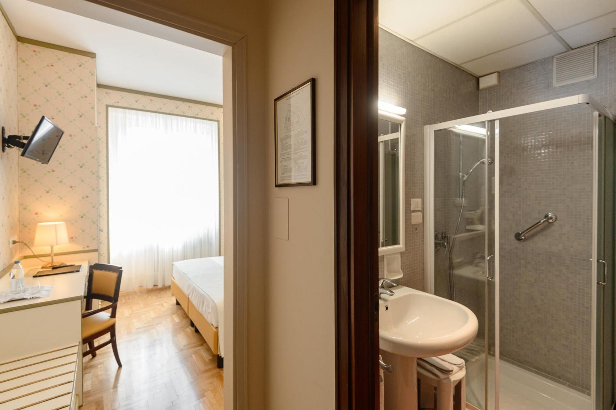 Double Room - Photo 9