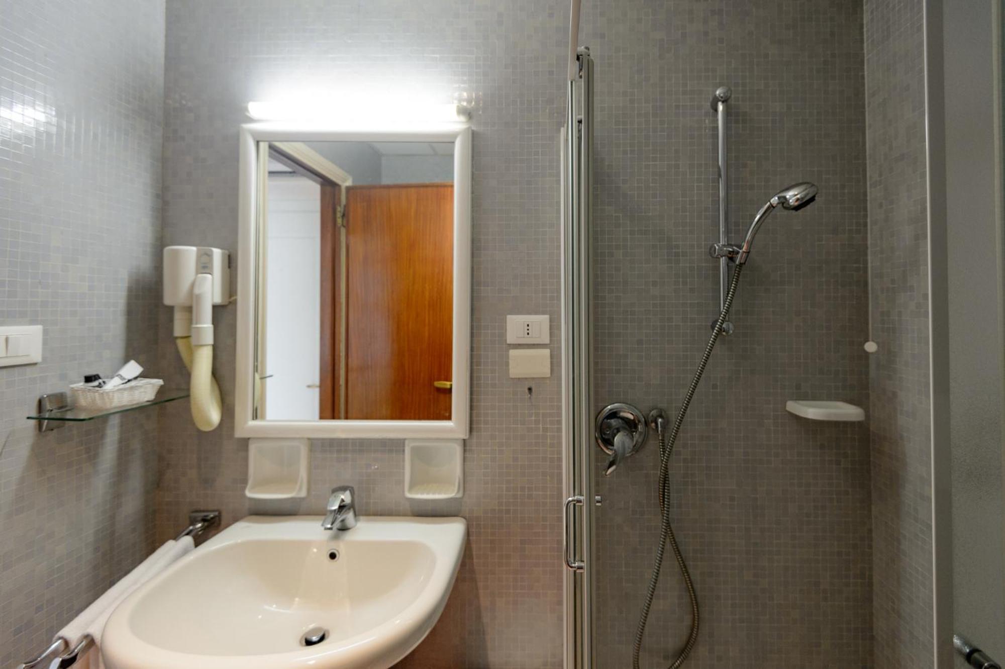 Double Room - Photo 8