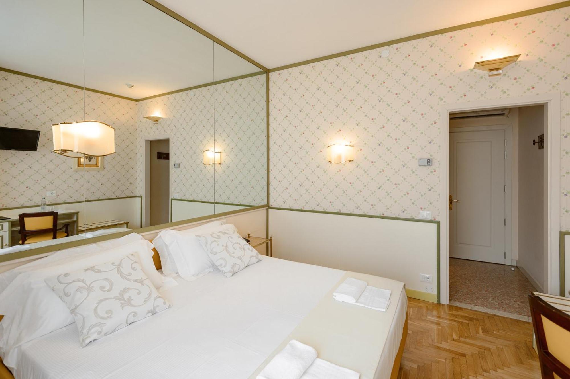 Double Room - Photo 13