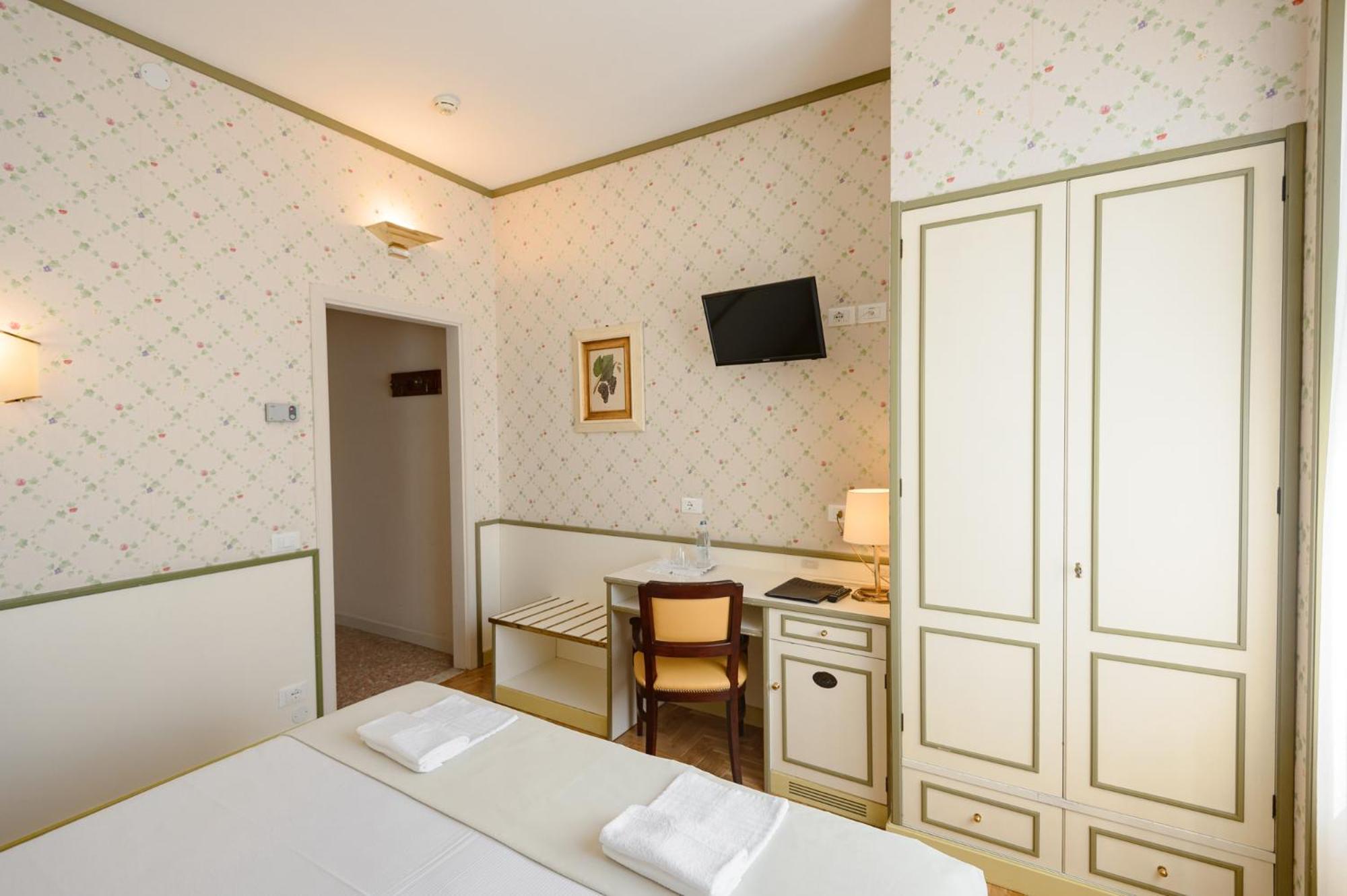 Double Room - Photo 12