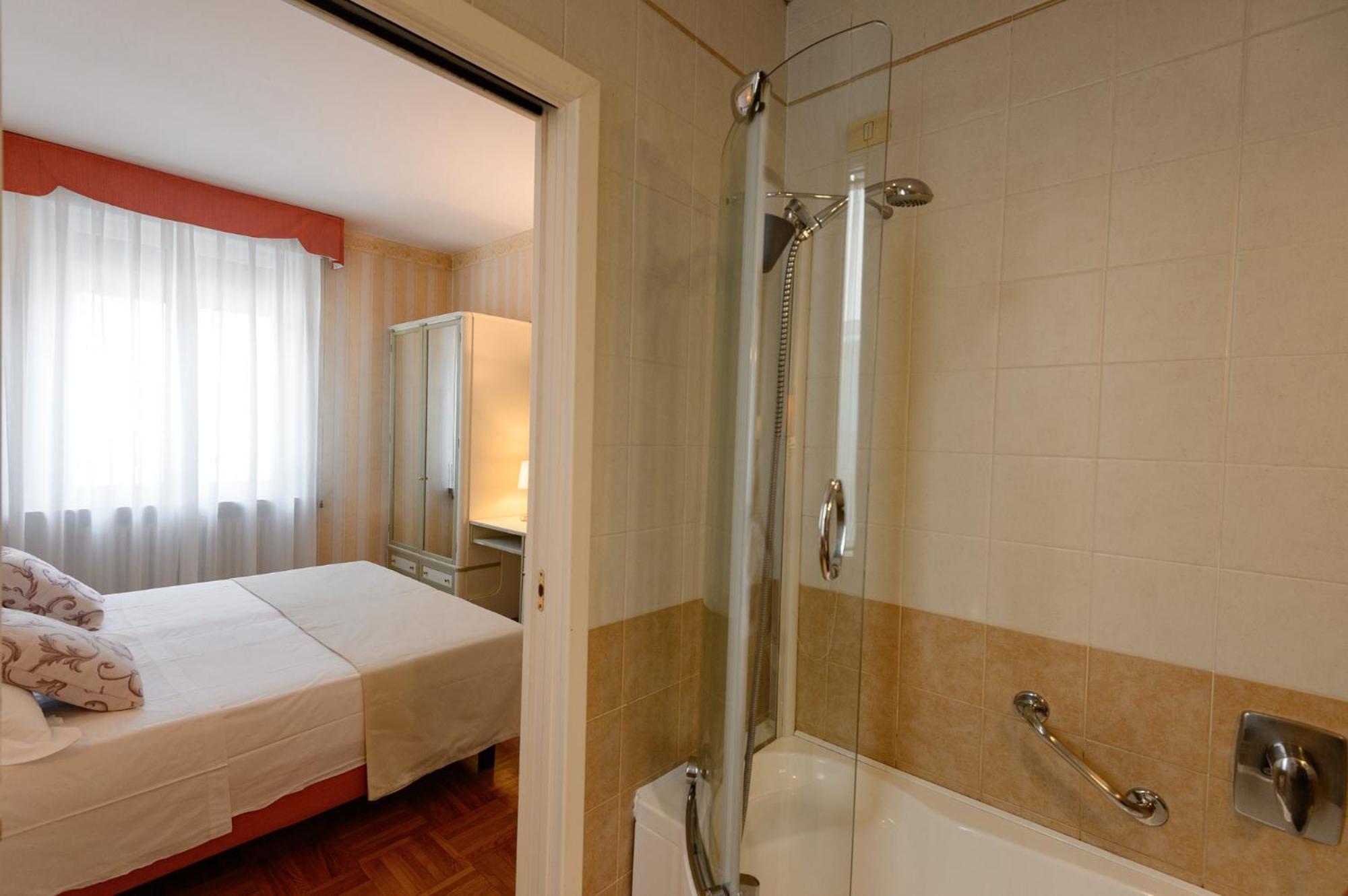 Double Room - Photo 16