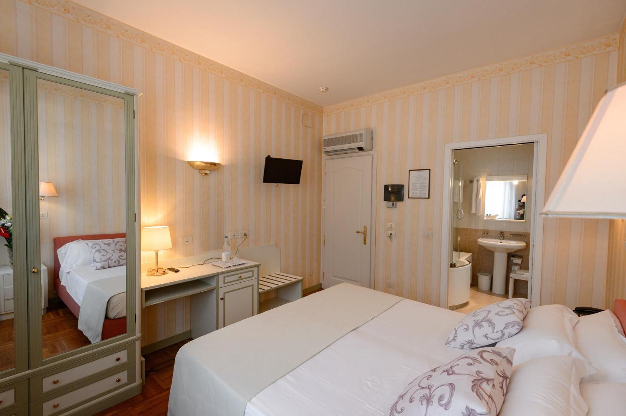 Double Room - Photo 18