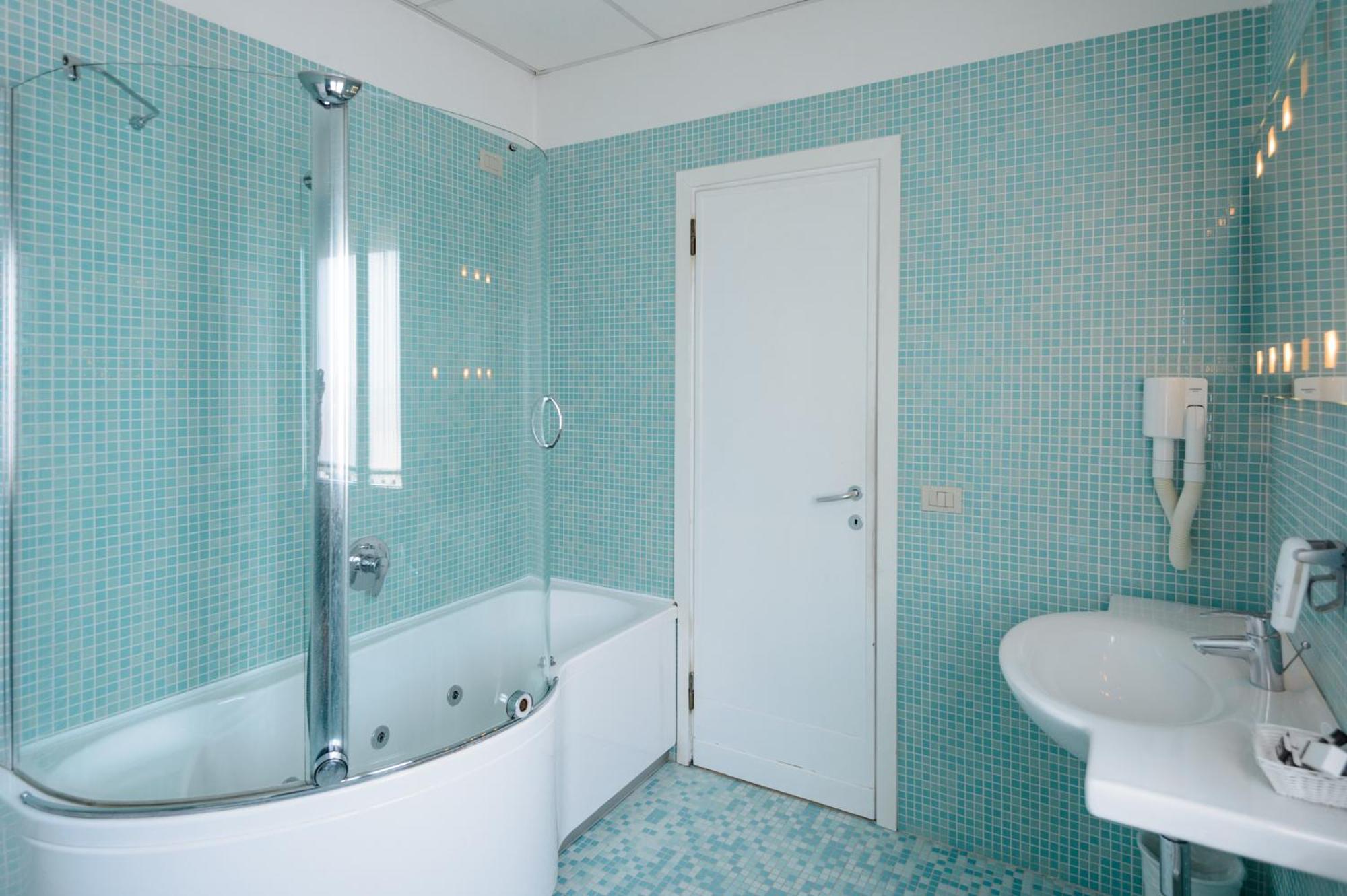 Double or Twin Room with Hot Tub - Photo 6