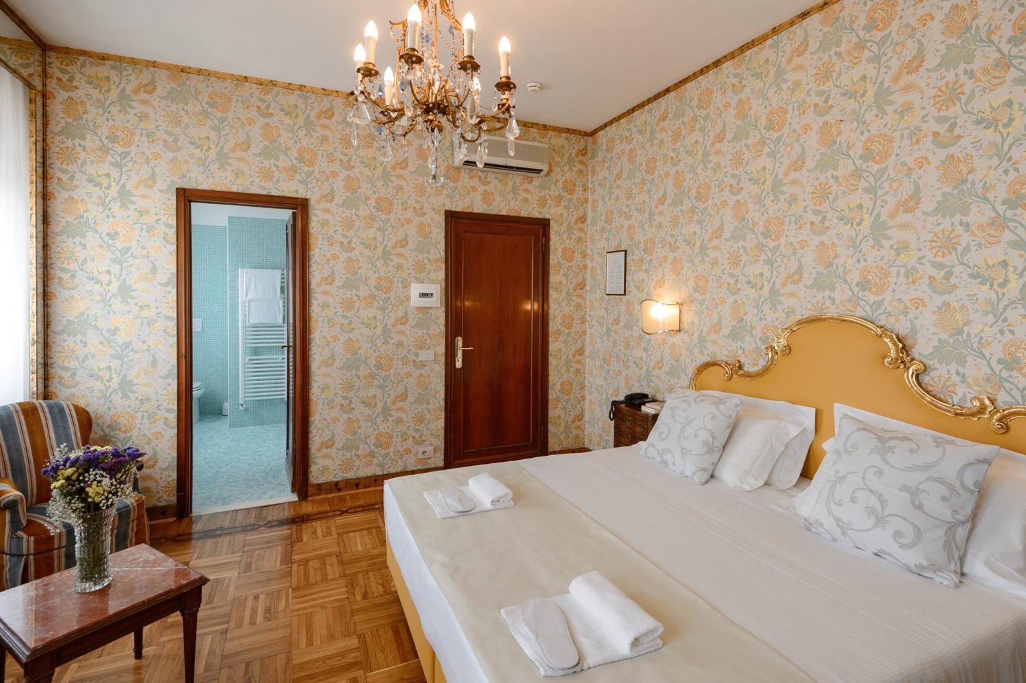 Double or Twin Room with Hot Tub - Photo 5