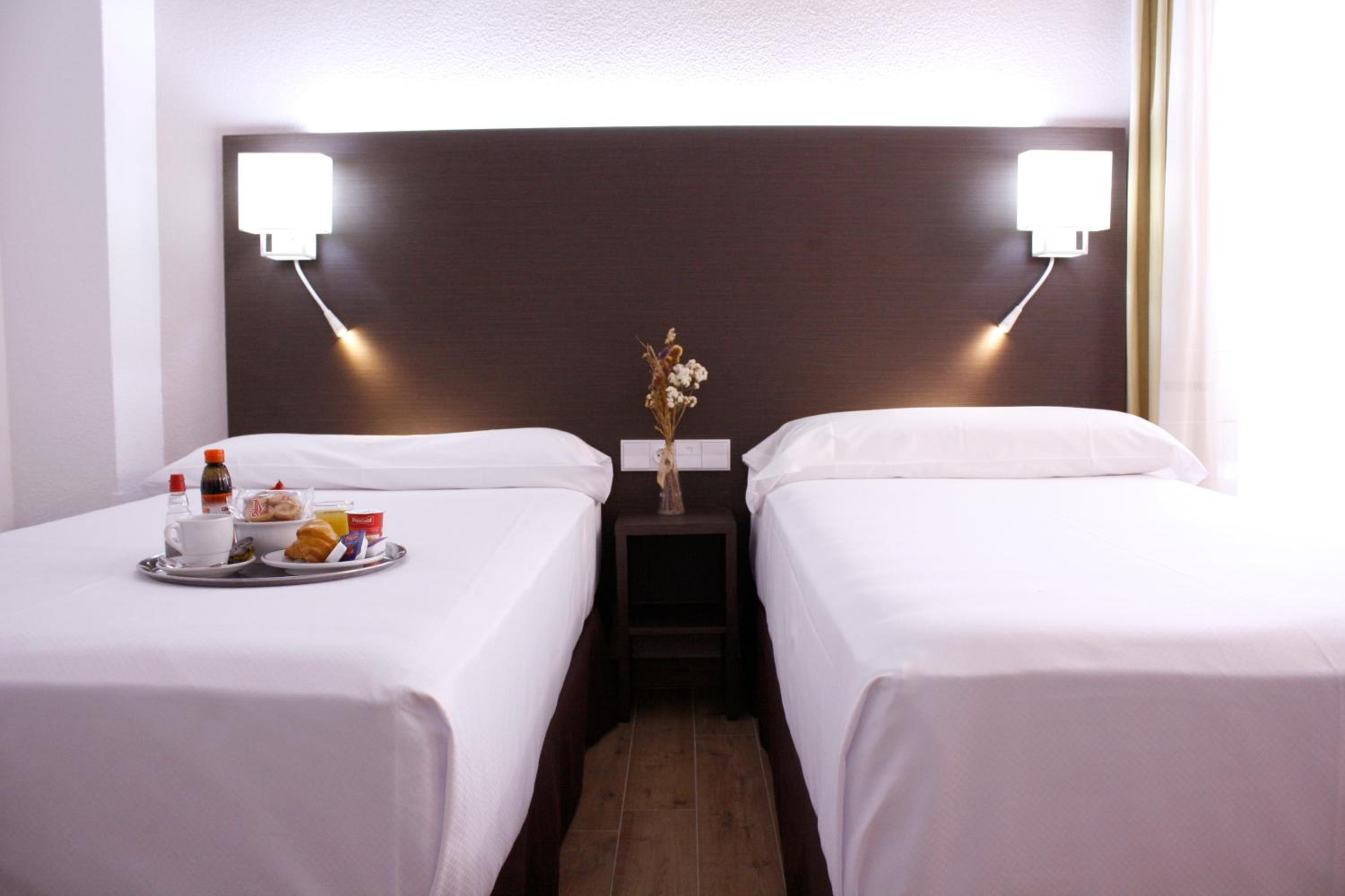 Twin Room - Photo 7