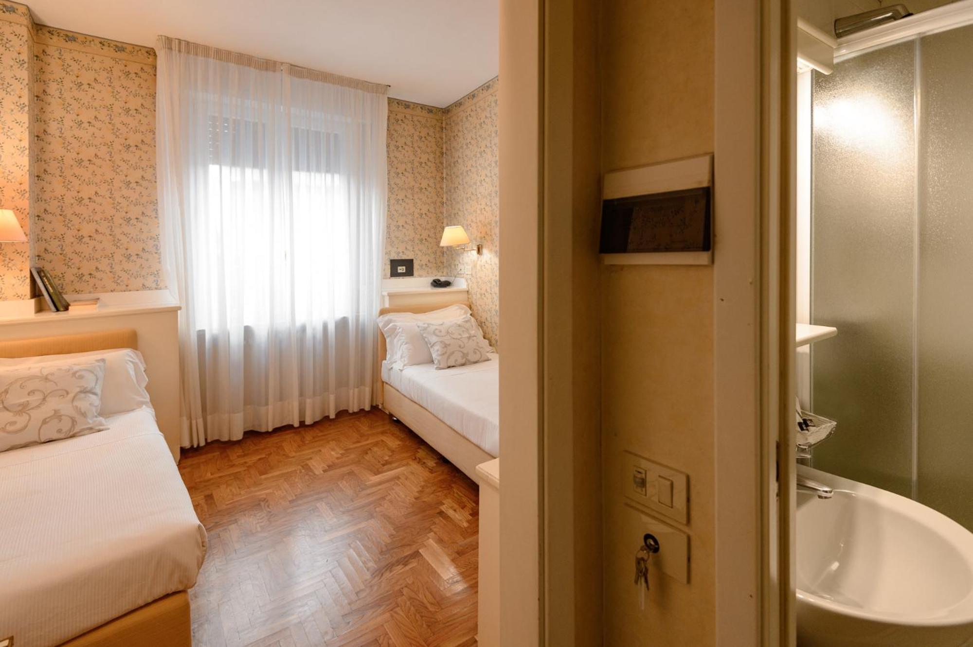 Twin Room - Photo 10