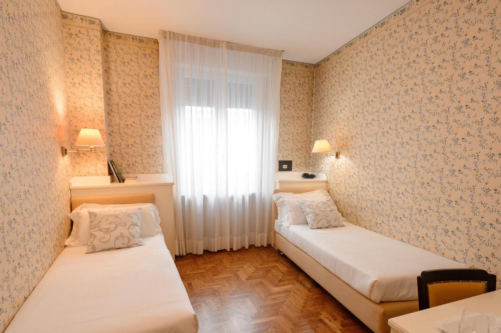 Twin Room - Photo 7