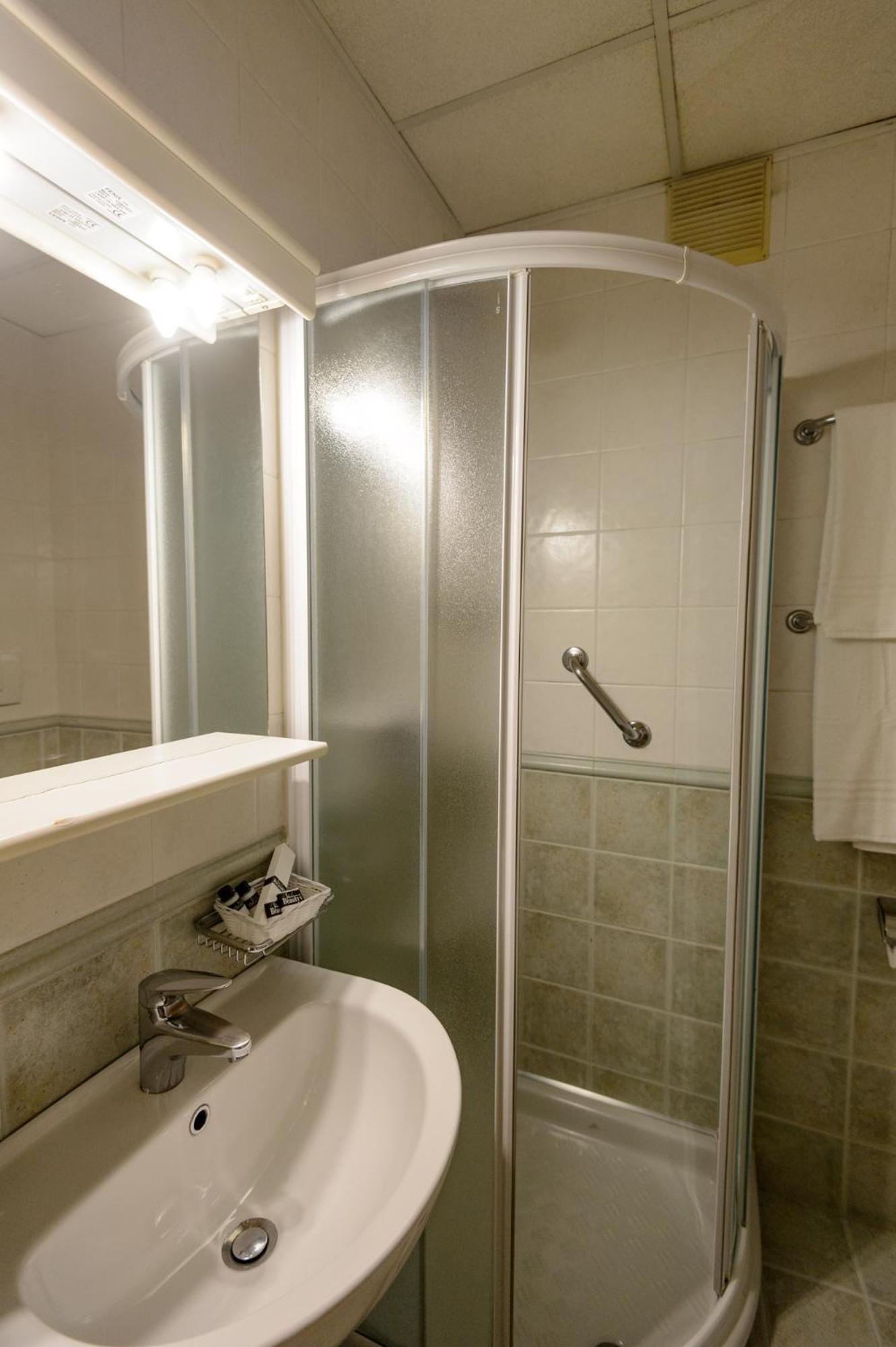 Twin Room - Photo 5