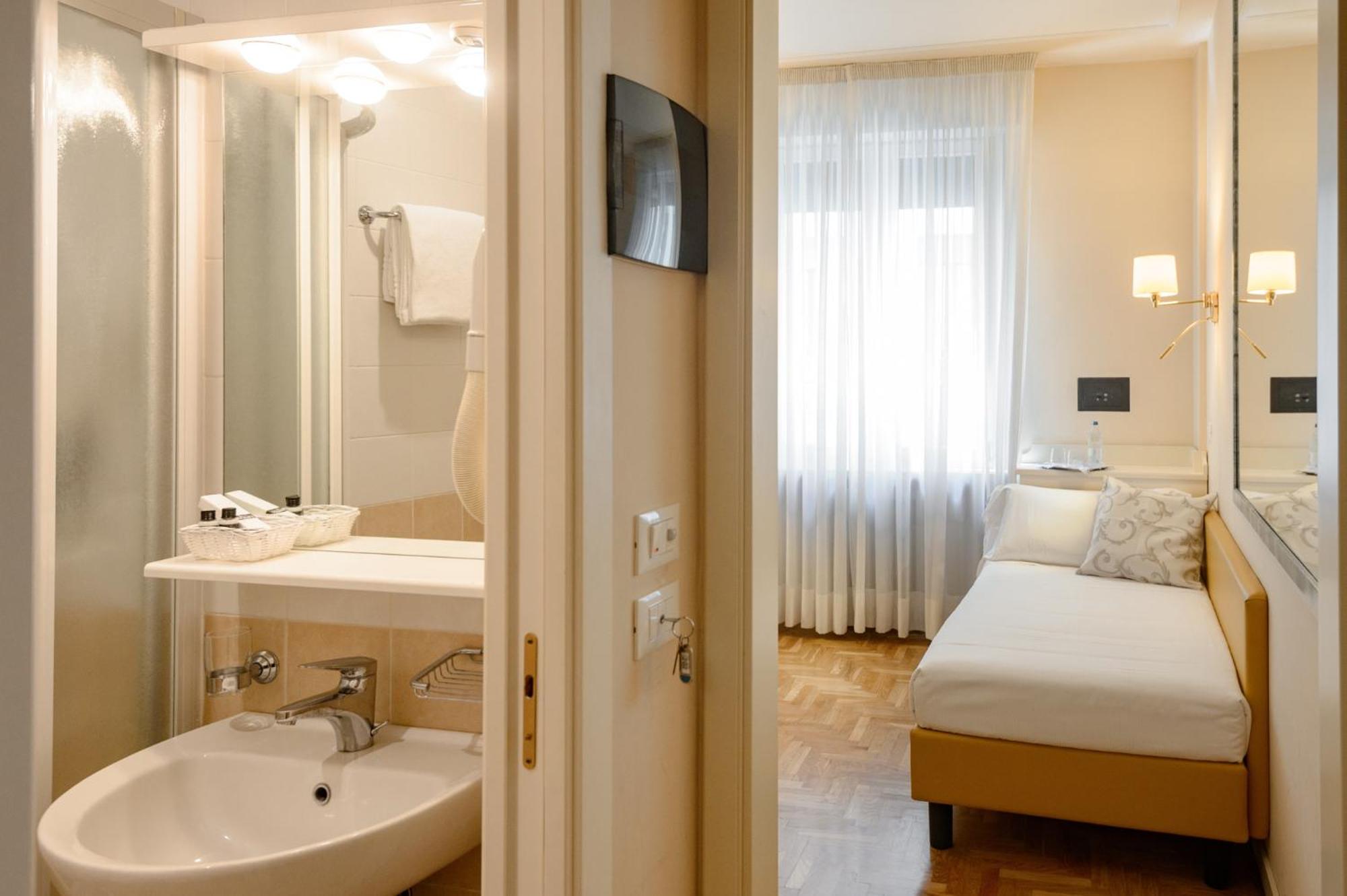 Twin Room - Photo 8