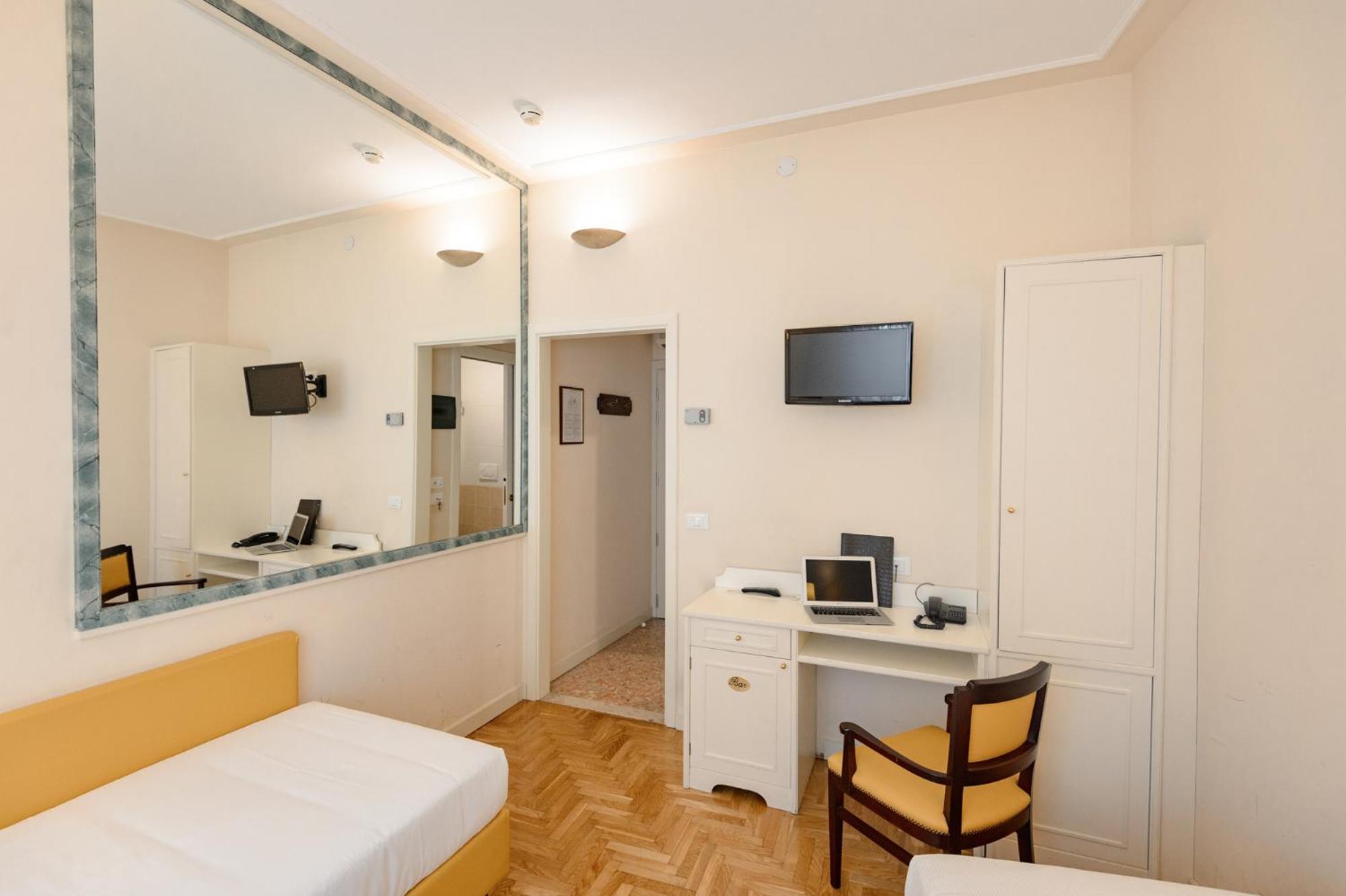 Twin Room - Photo 1
