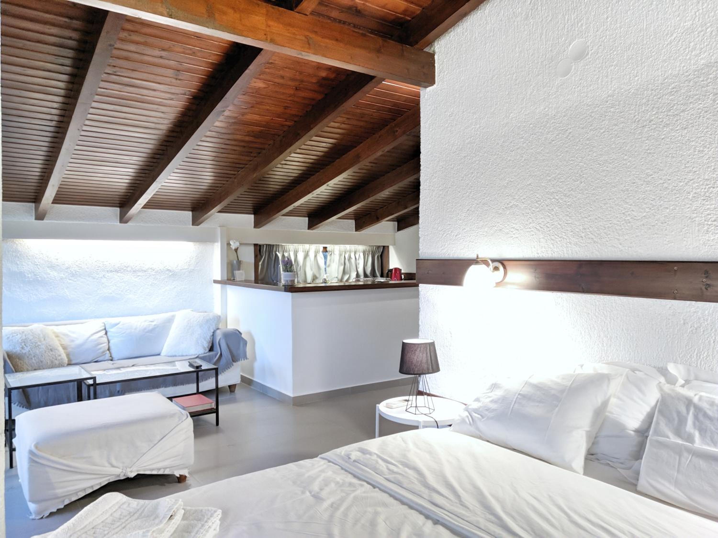 Studio Apartment with Balcony (D5) photo 1