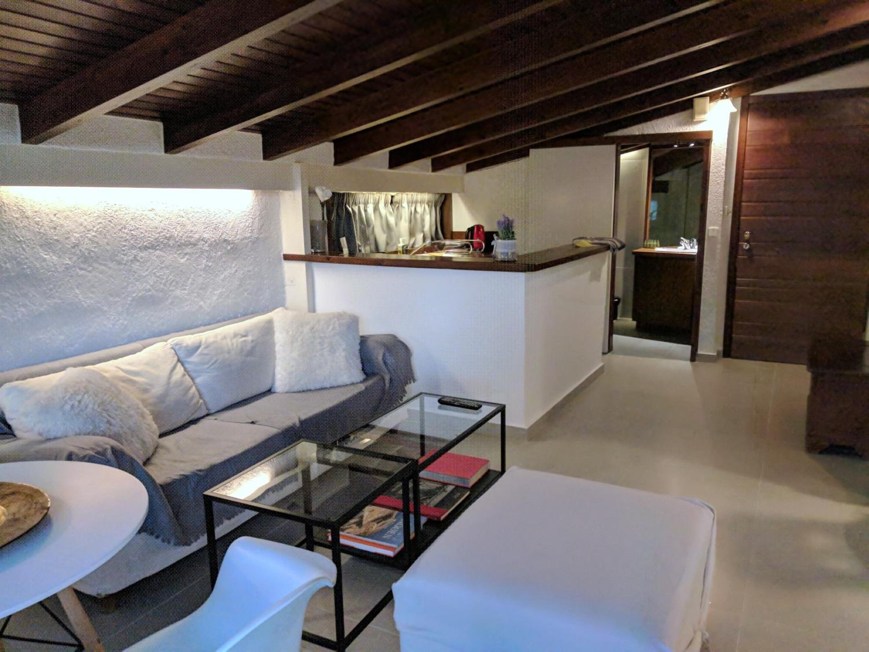Studio Apartment with Balcony (D5) photo 2