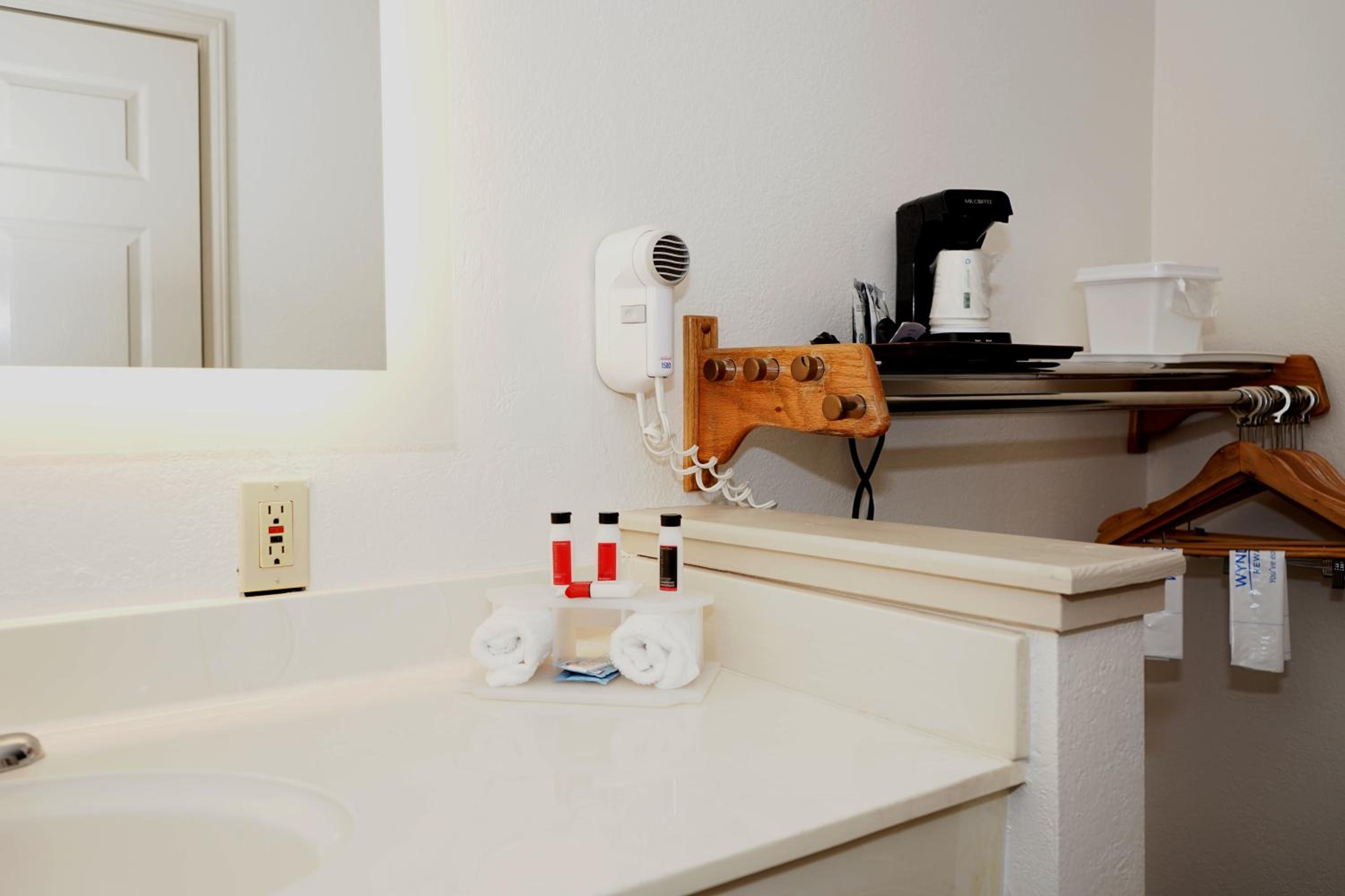 Queen Room - Disability Access - Non-Smoking - Photo 4