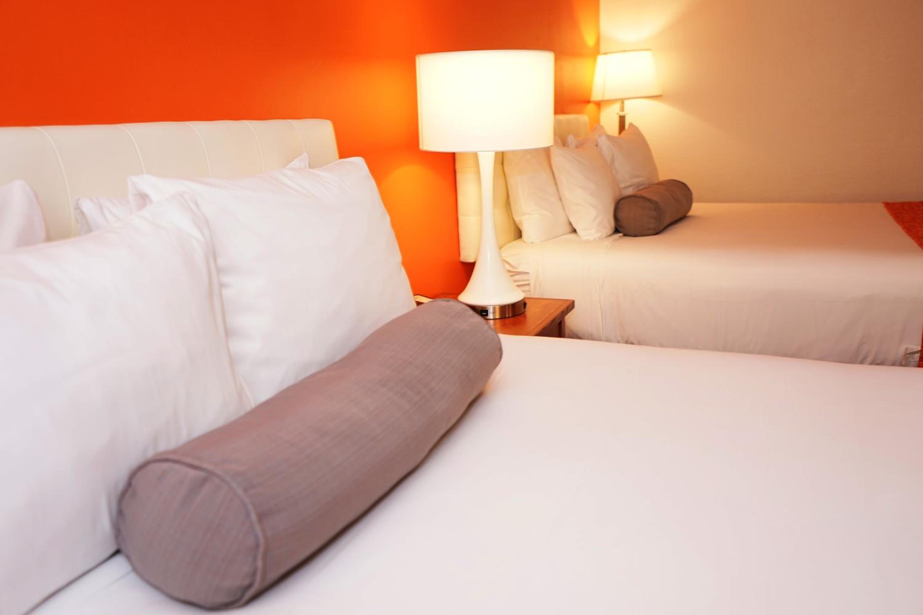 Queen Room with Two Queen Beds - Non-Smoking - Photo 15