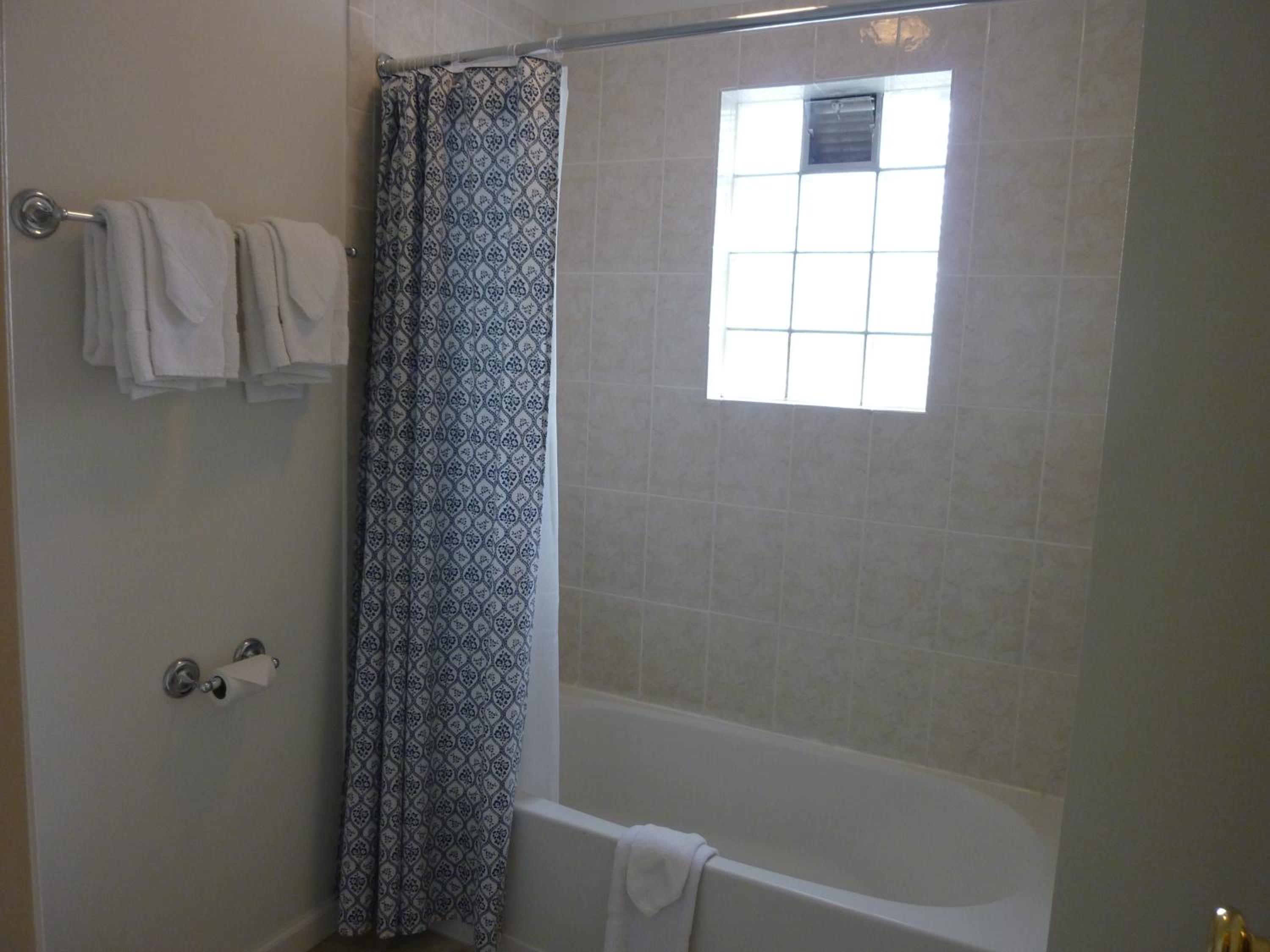 Queen Room with One Queen Bed - Photo 4