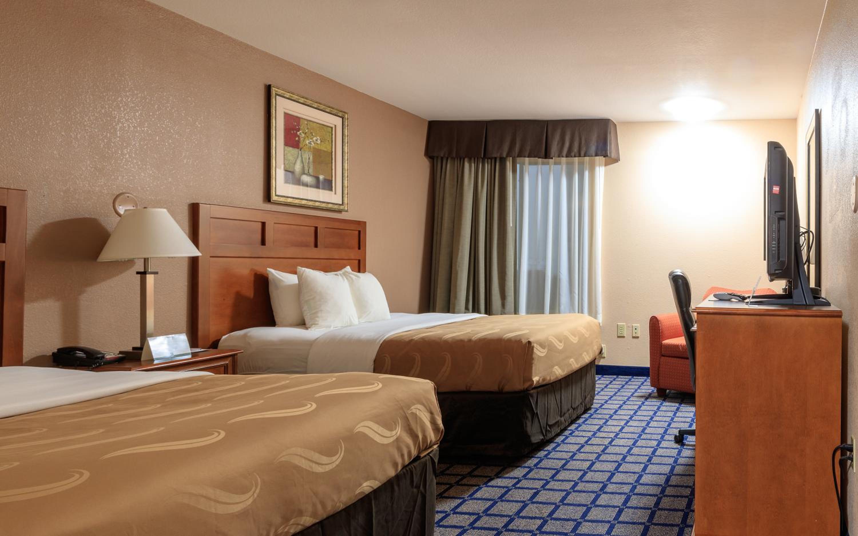 Queen Room with Two Queen Beds - Non-Smoking - Photo 2