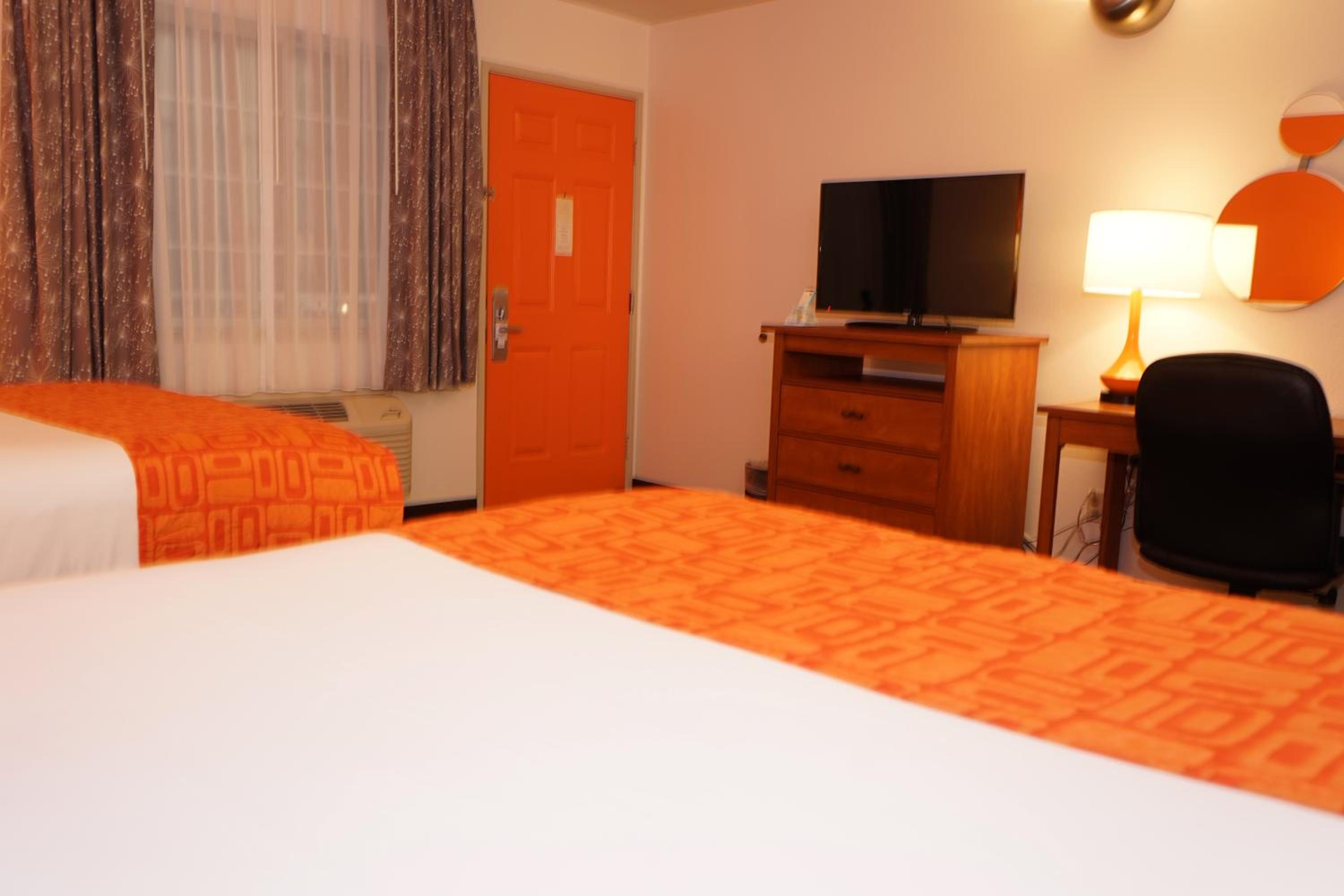 Queen Room with Two Queen Beds - Non-Smoking - Photo 2