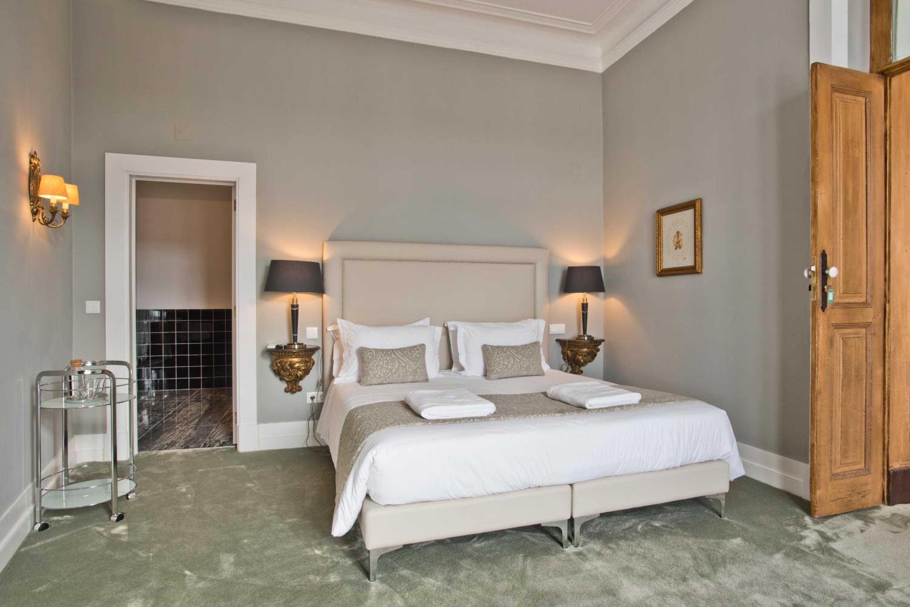 Seven-Bedroom House photo 1