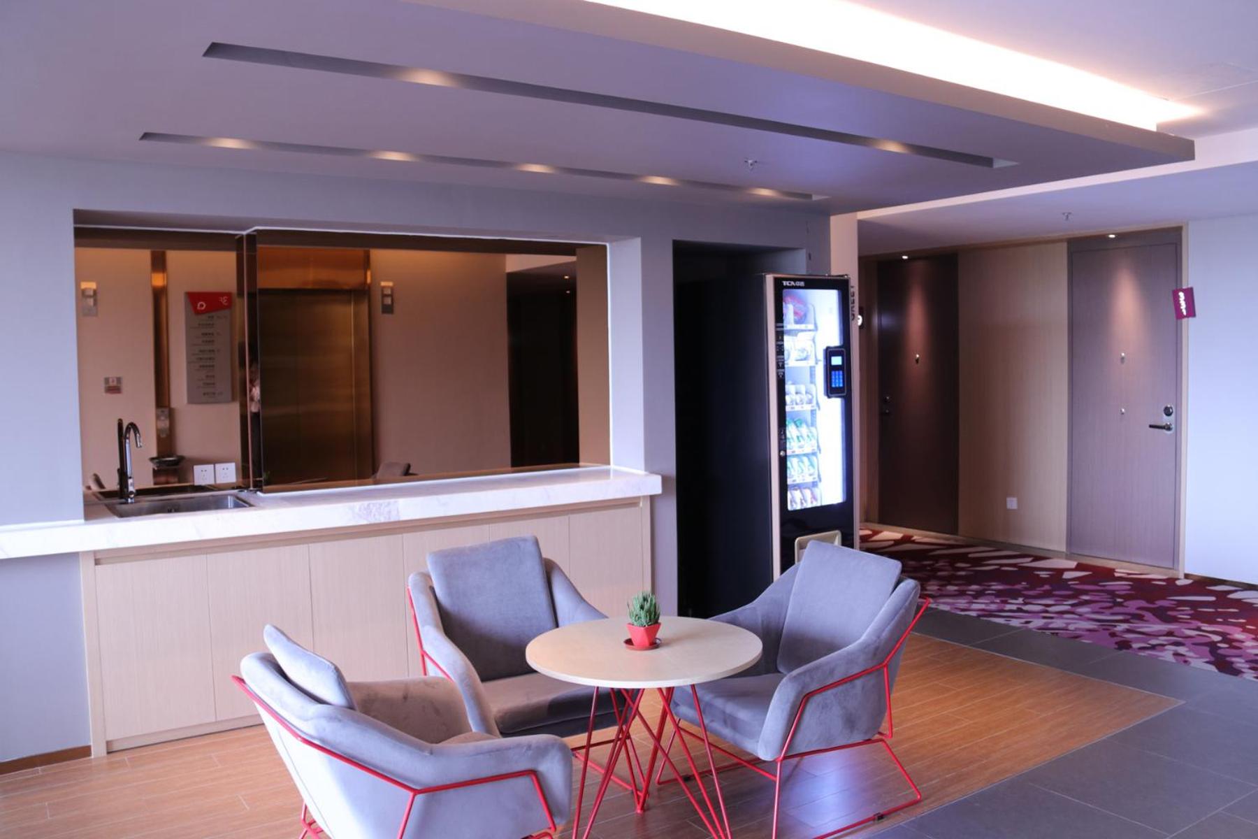 Business Queen Room