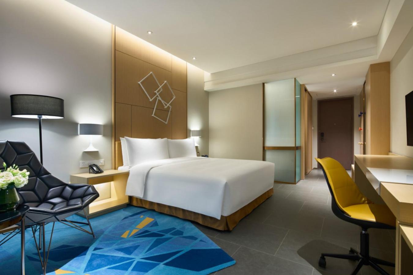 Business Queen Room
