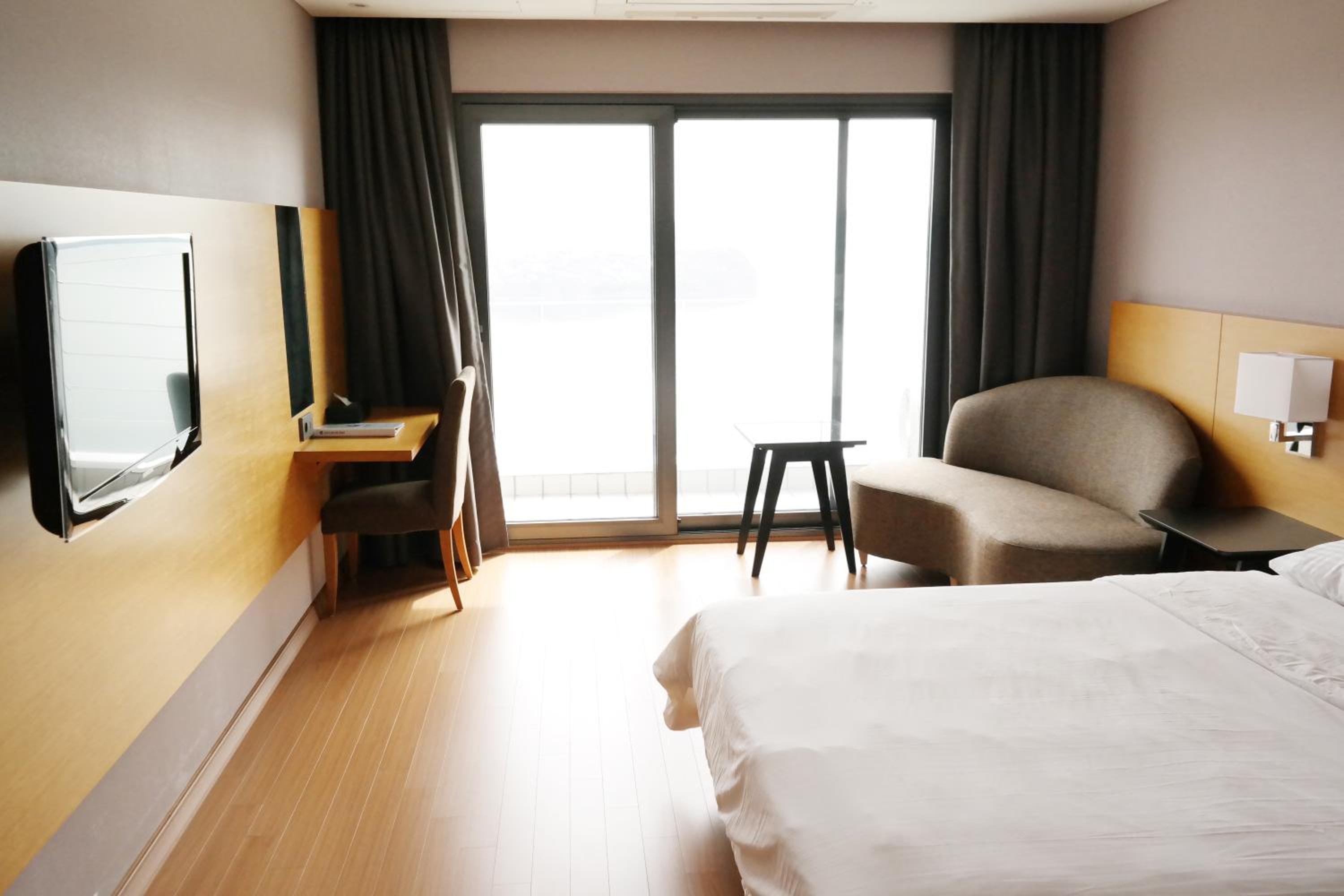 Standard Double Room with Lake View - Photo 4