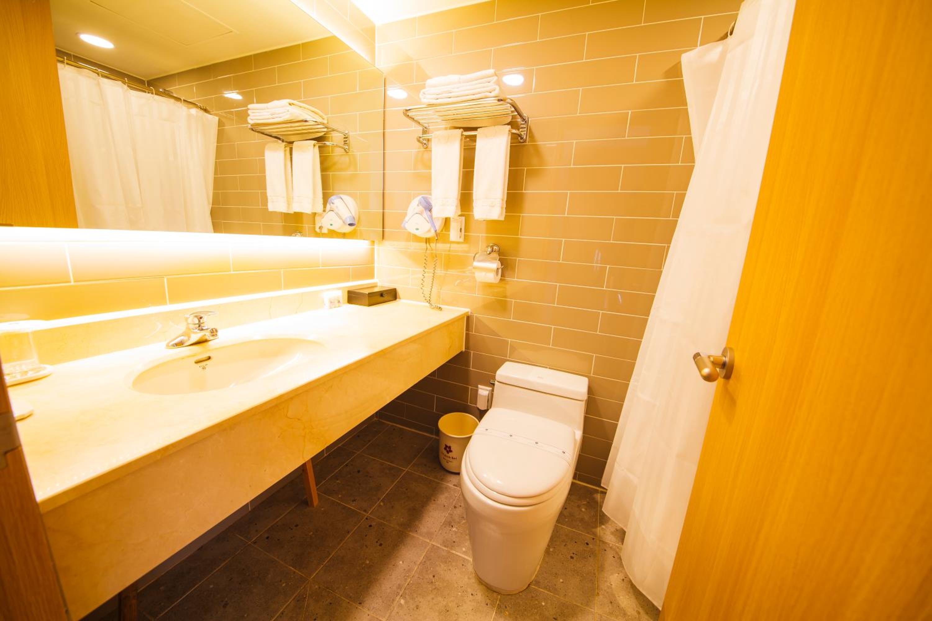 Standard Double Room with Lake View - Photo 3
