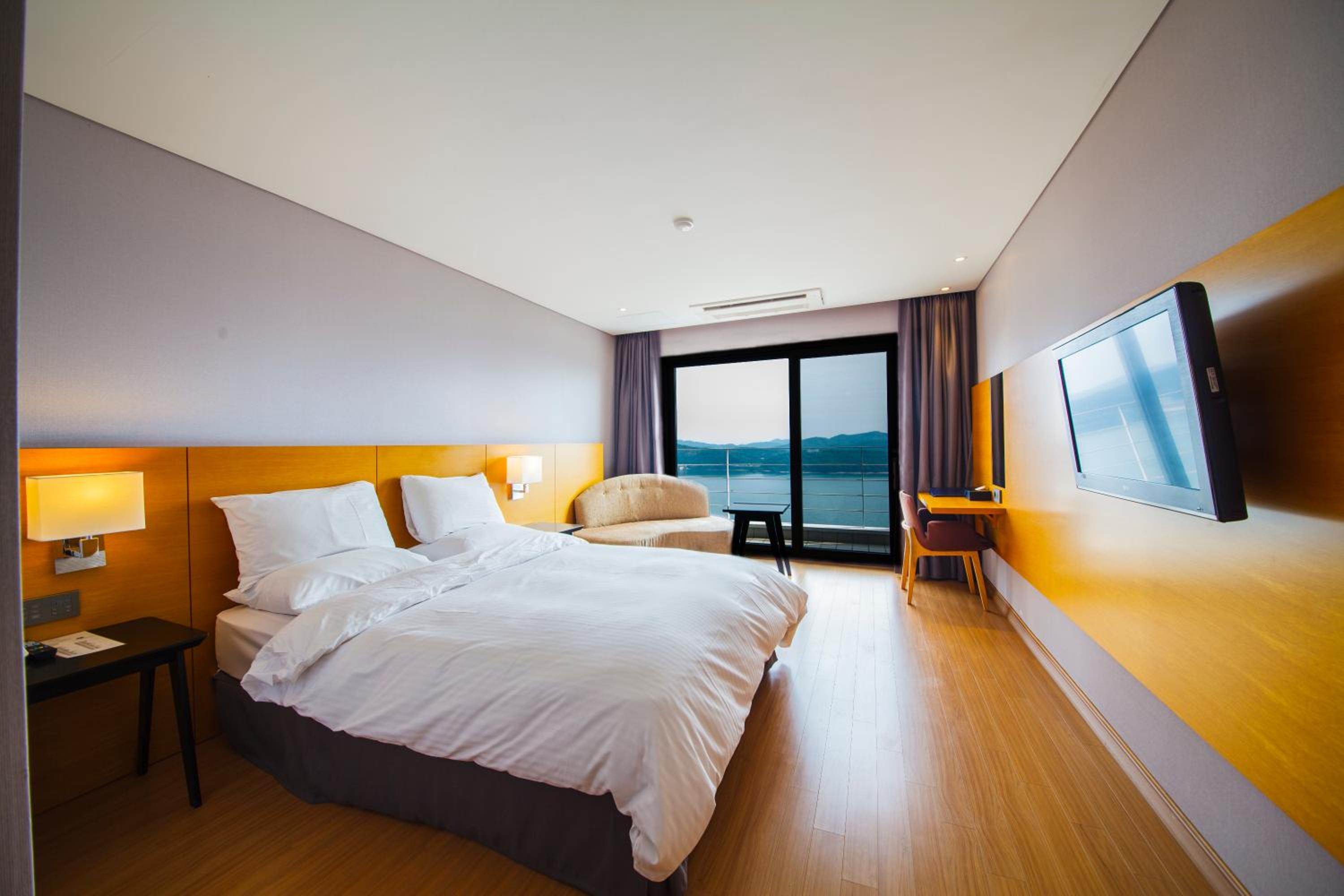 Standard Double Room with Lake View - Photo 2