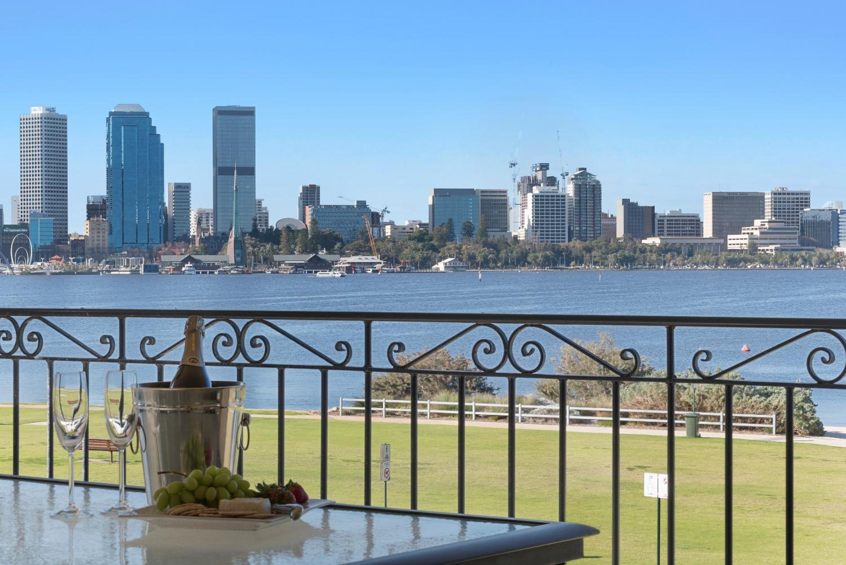 One-Bedroom Panorama Suite with River View thumbnail 5