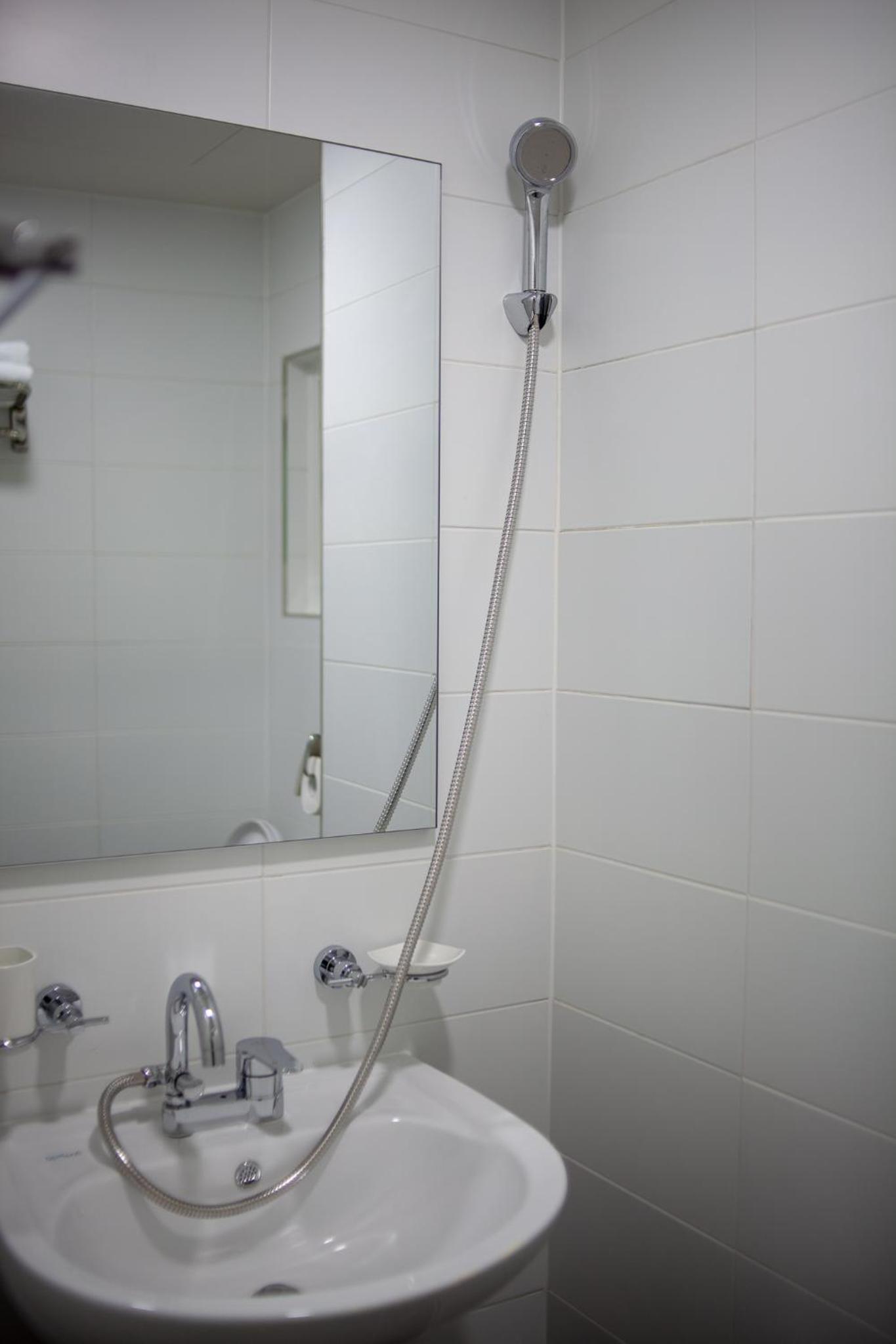 Twin Room - Photo 3