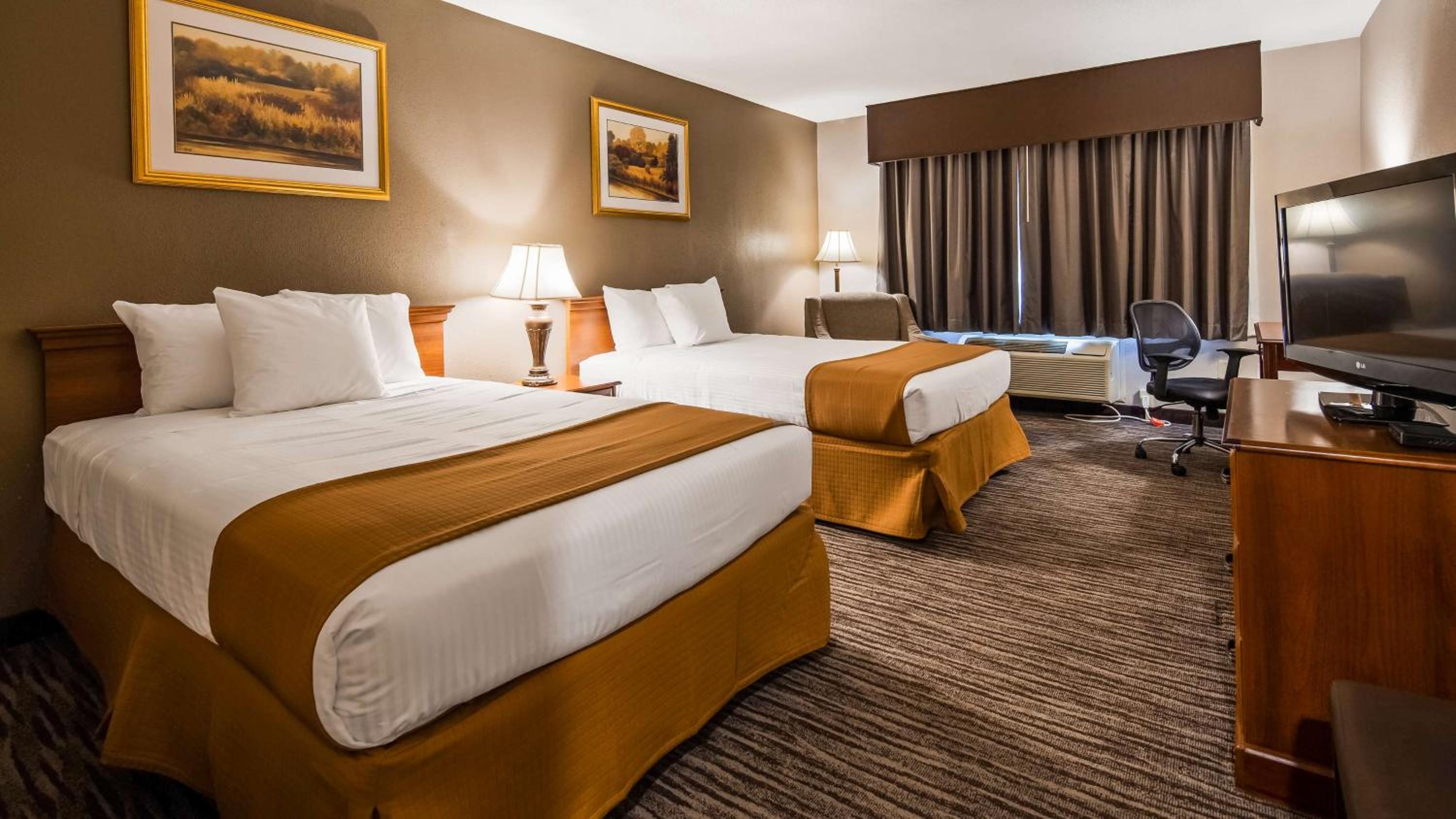 Queen Room with Two Queen Beds - Pet Friendly/Non-Smoking - Photo 5