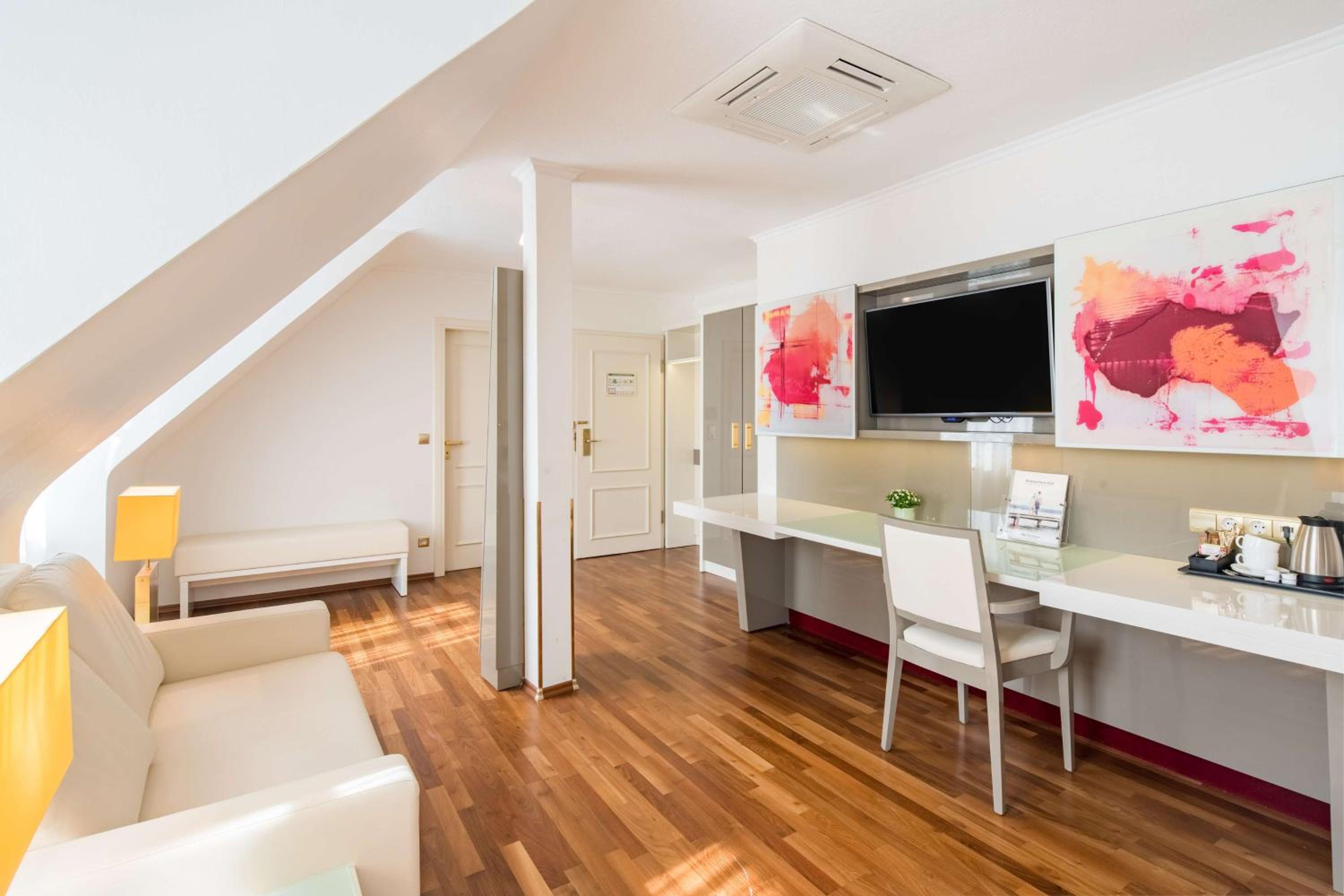 Junior Suite with Double Bed thumbnail 6