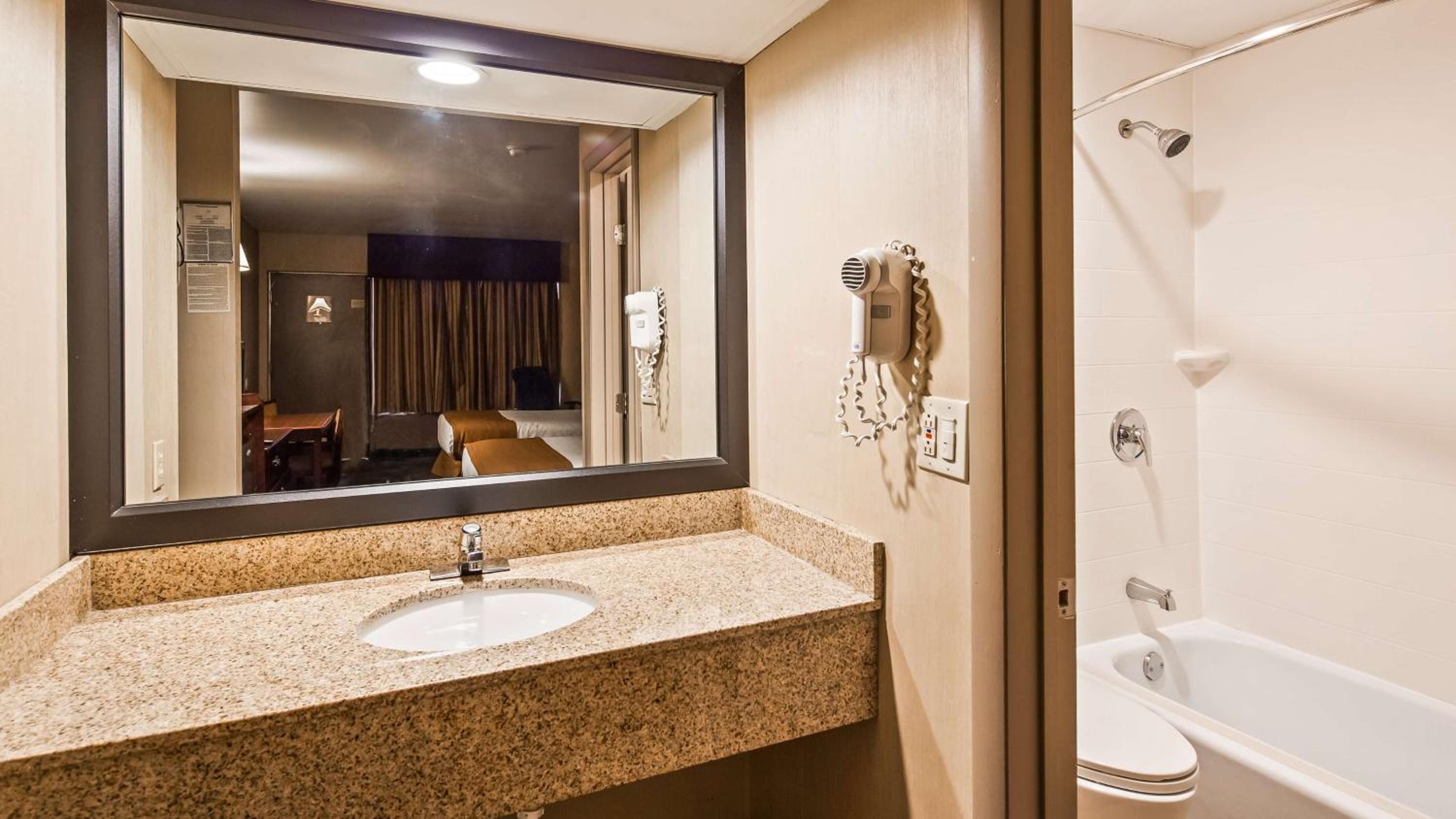 Executive King Room - Non-Smoking - Photo 2