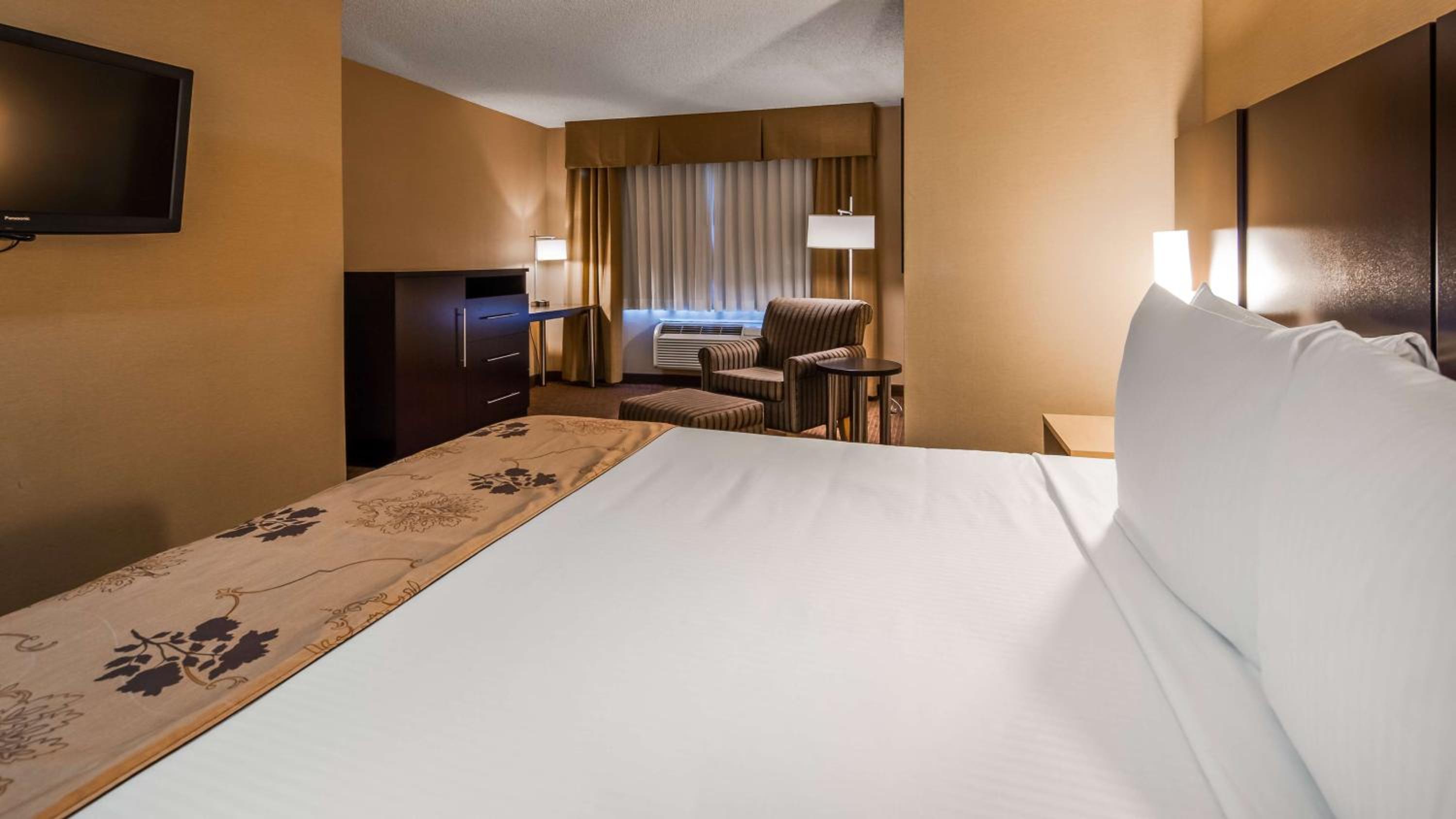 King Bed - Non-Smoking - Photo 4