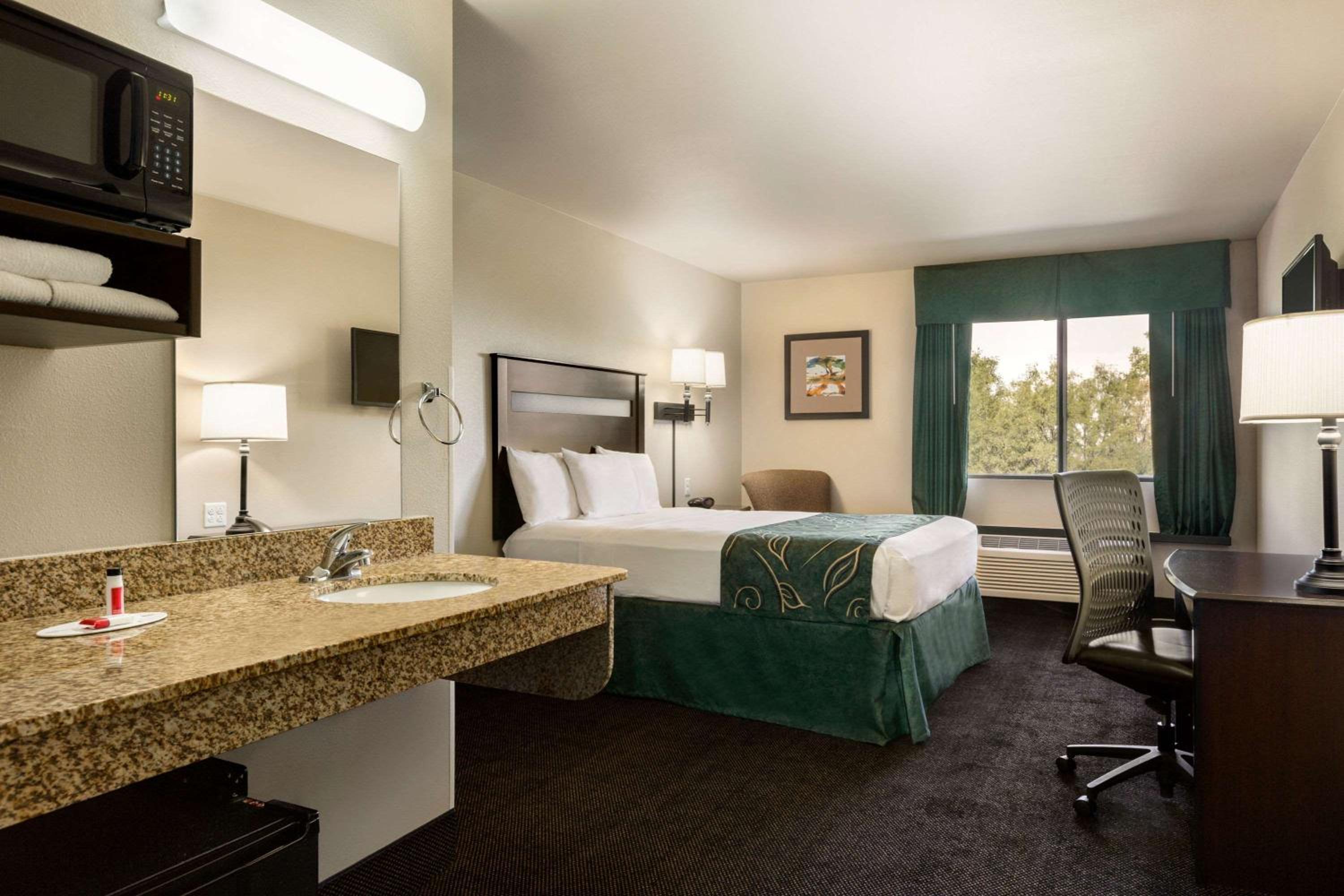 King Room - Mobility Access/Non-Smoking photo 1