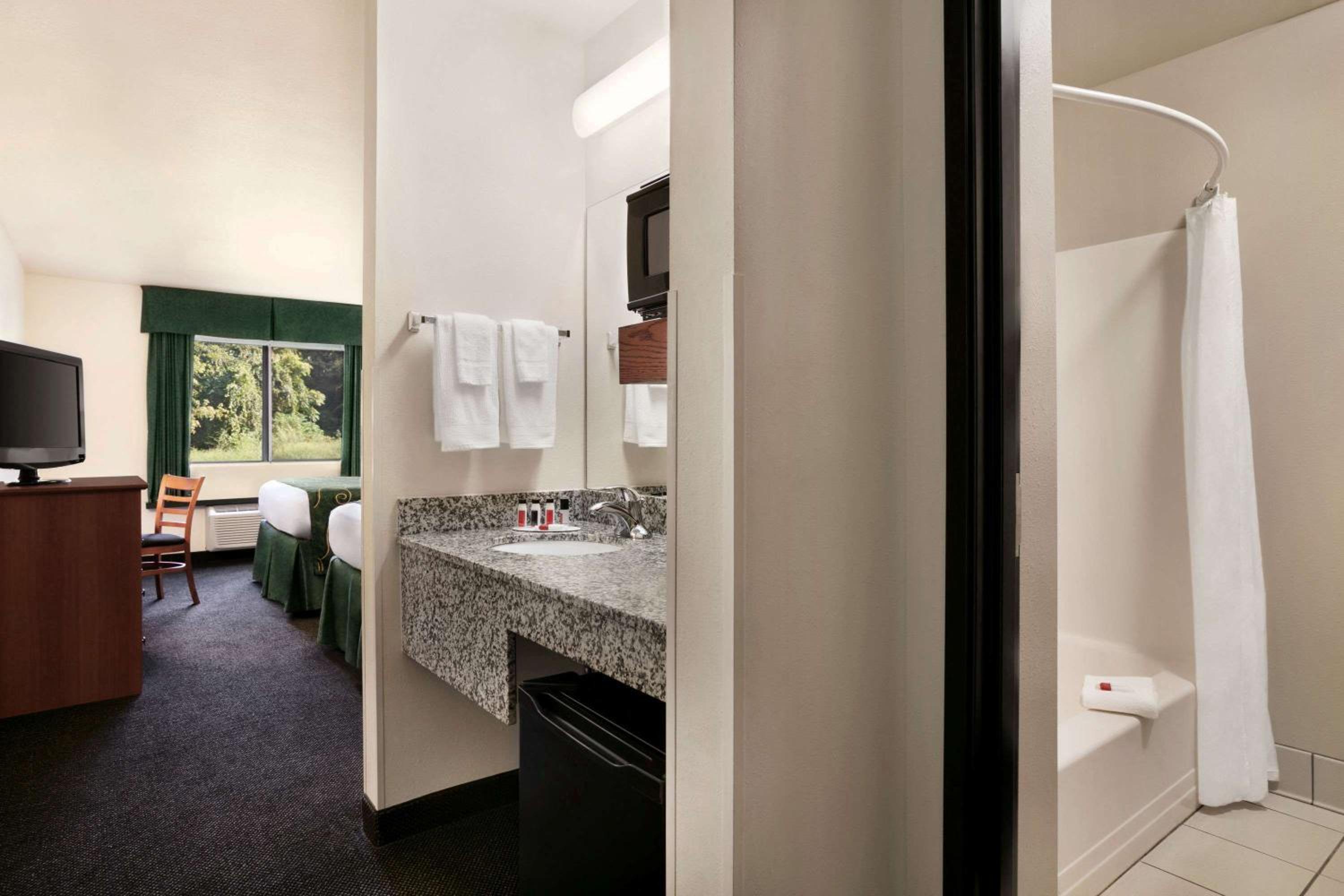 Queen Room - Non-Smoking - Photo 5