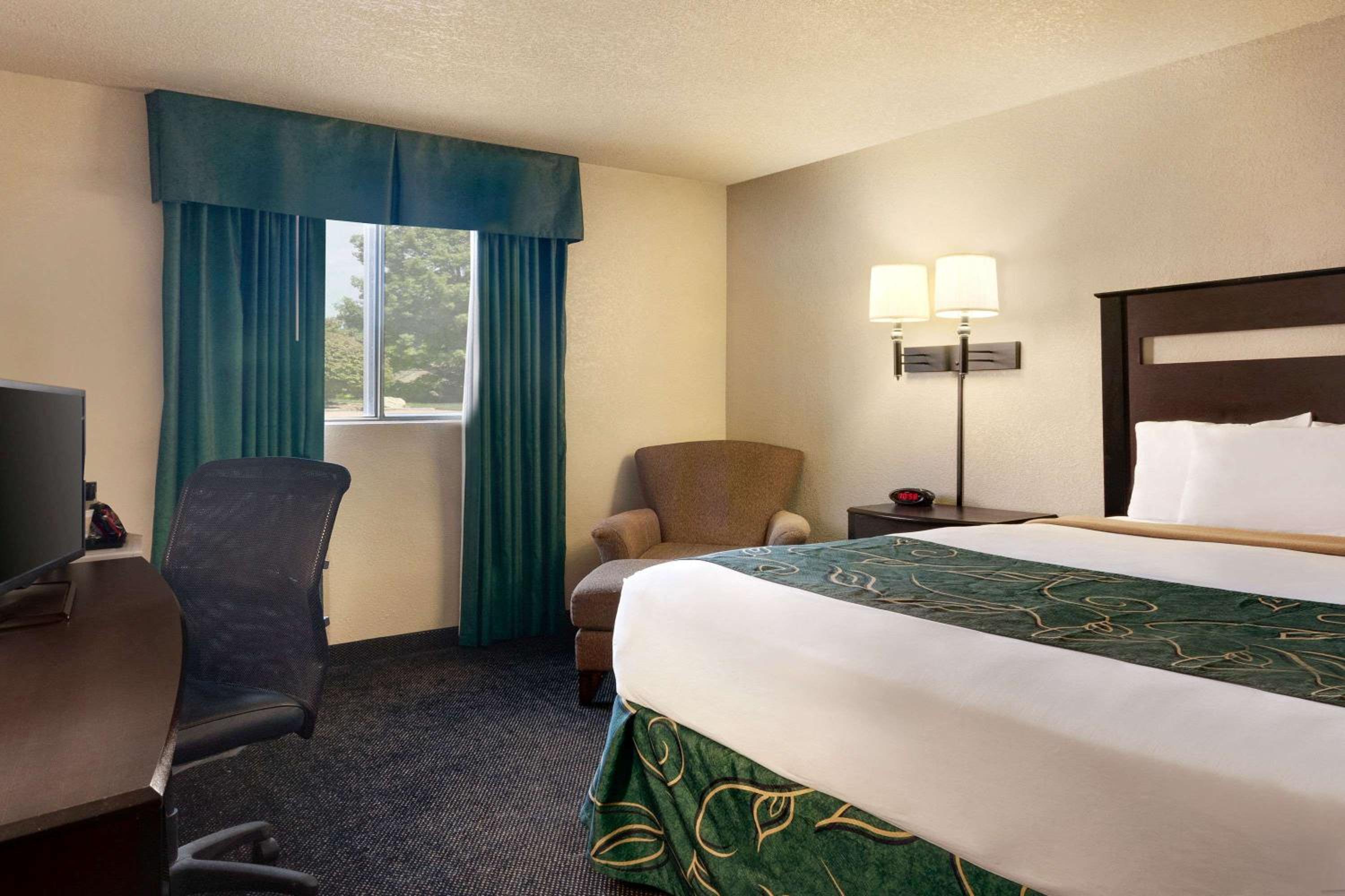 King Room - Non-Smoking - Photo 3